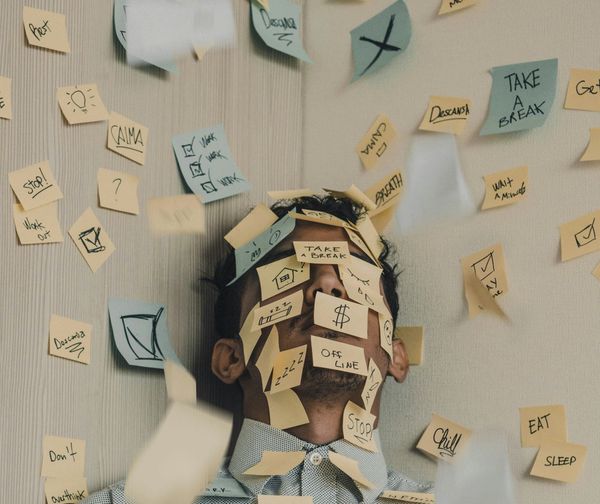 Post Its On head symbolising stress.  Stress affecting weight loss.