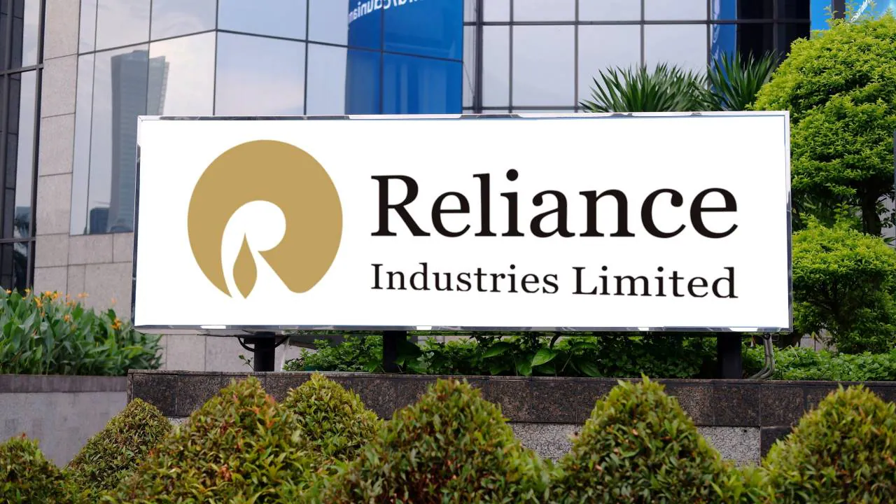 Reliance hits ₹10 lakh crore milestone