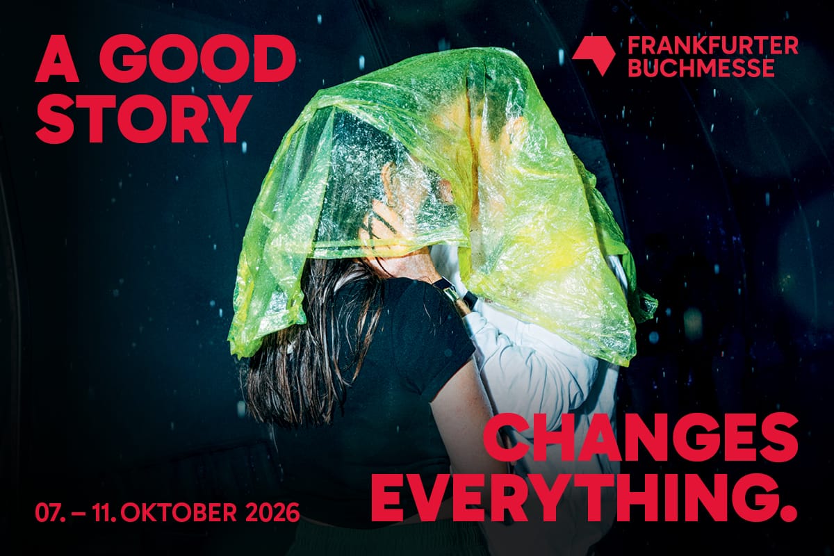 Frankfurter Buchmesse, 7. bis 11. Oktober 2026. A good story changes everything. Zwei Menschen küssen sich im Regen unter einem grünen Regenponcho.
