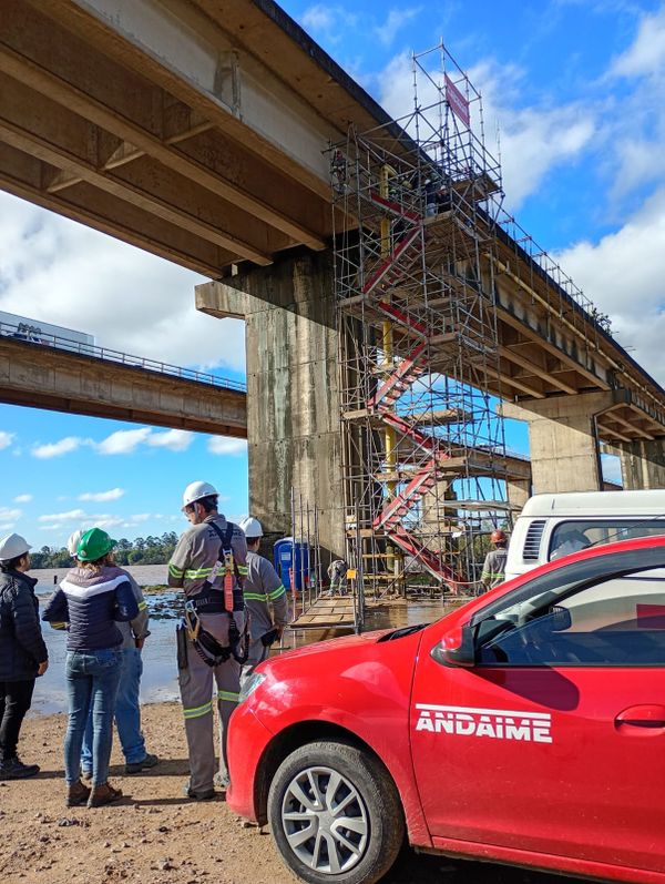 Escada patamar: o acesso vertical que sustenta obras de ponte e indústria