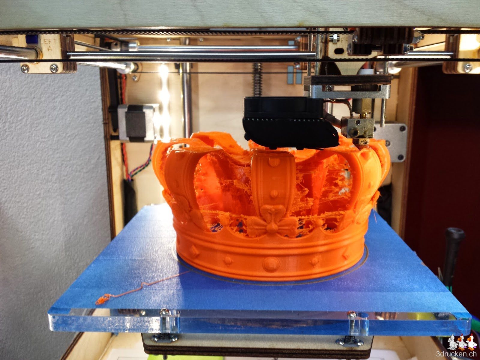 Foto während des Drucks der Krone auf dem Ultimaker Original von vorne