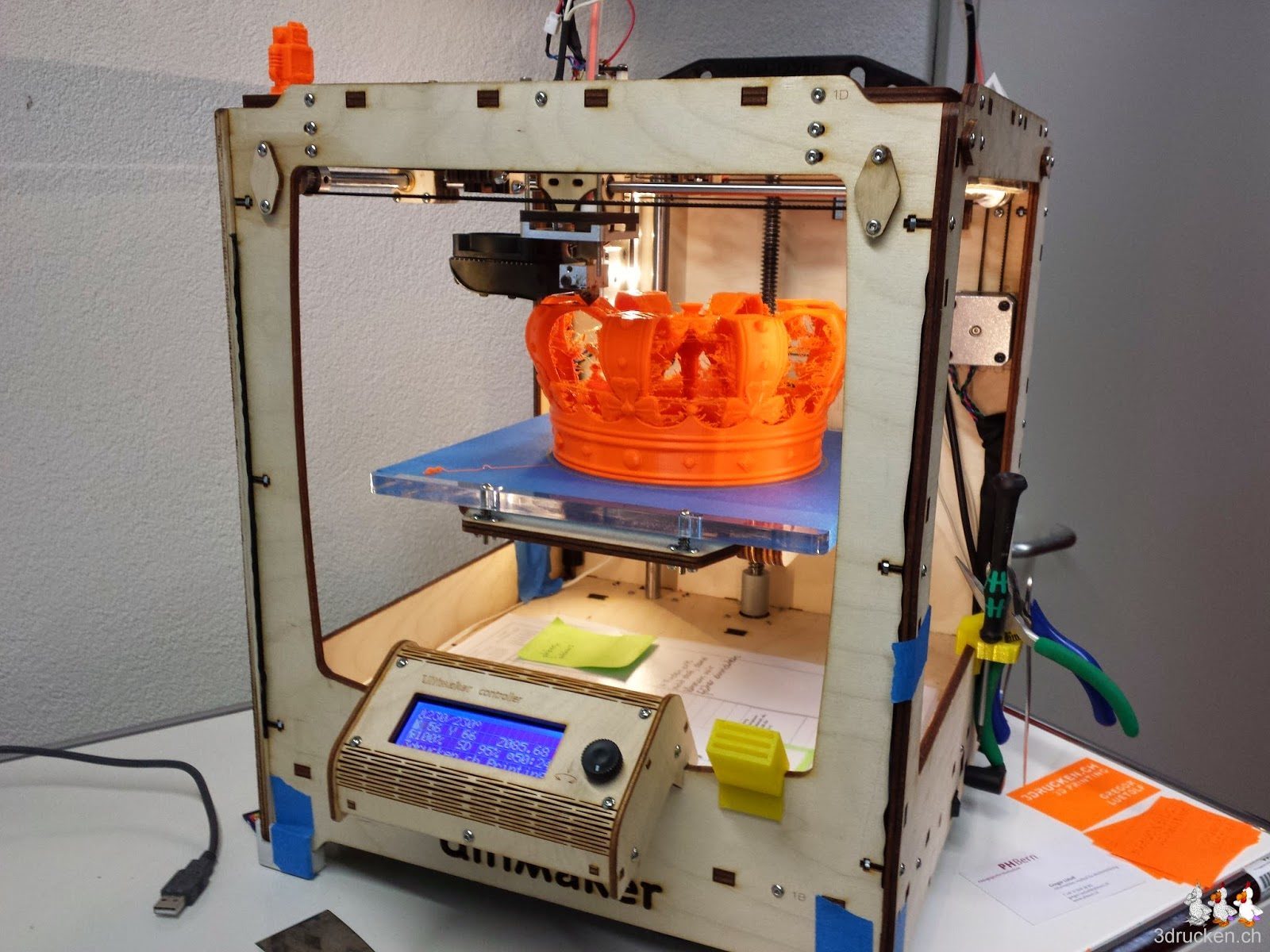 Foto des Ultimaker Original 3D-Druckers während des Drucks der Krone des Königs der Niederlande