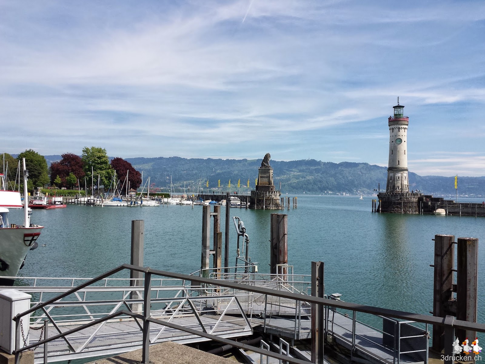 Foto der Hafeneinfahrt von Lindau mit Leuchtturm und Löwe