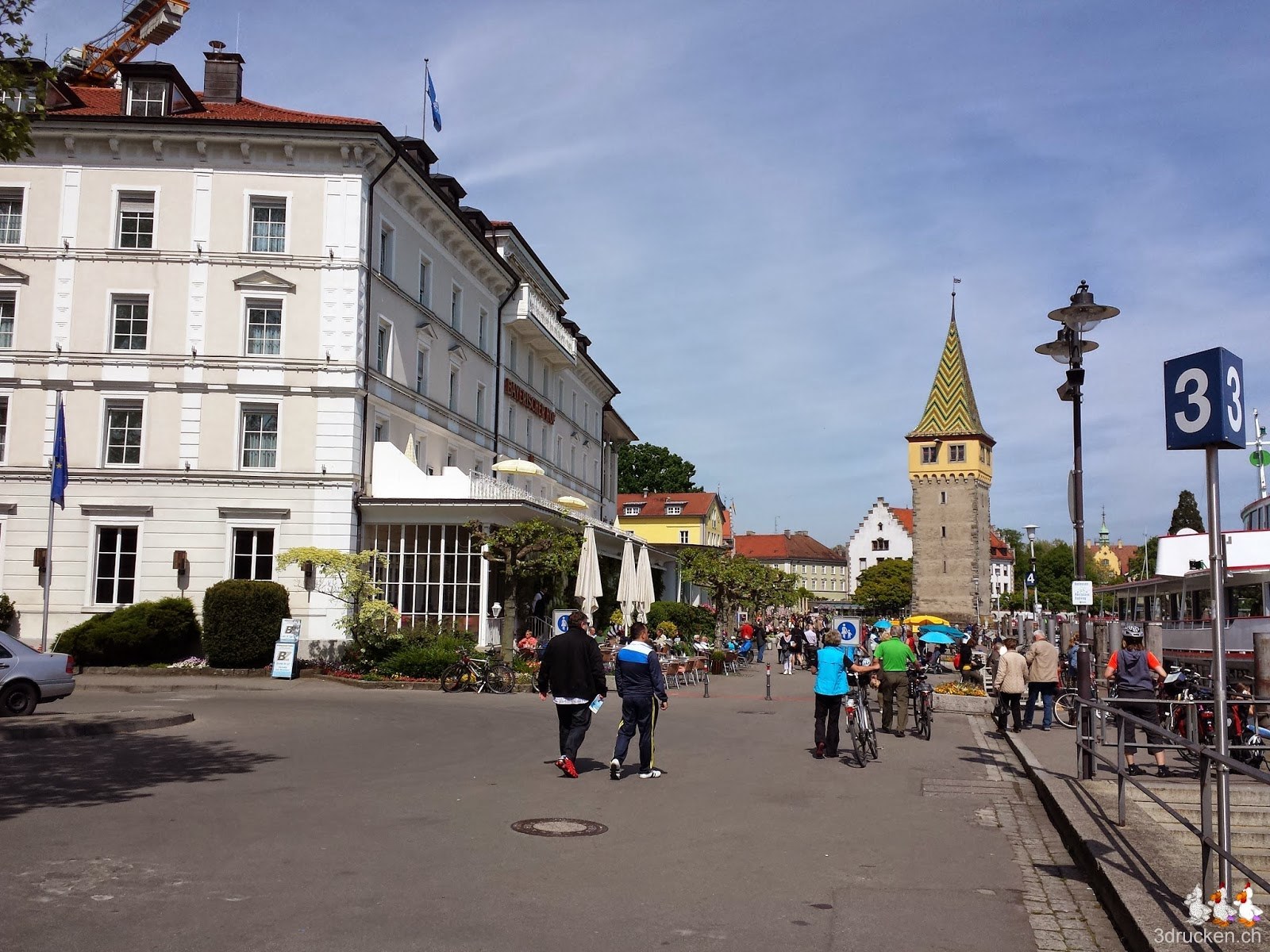 Foto in Richtung der Fussgängerzone am Hafen mit dem markanten Turm