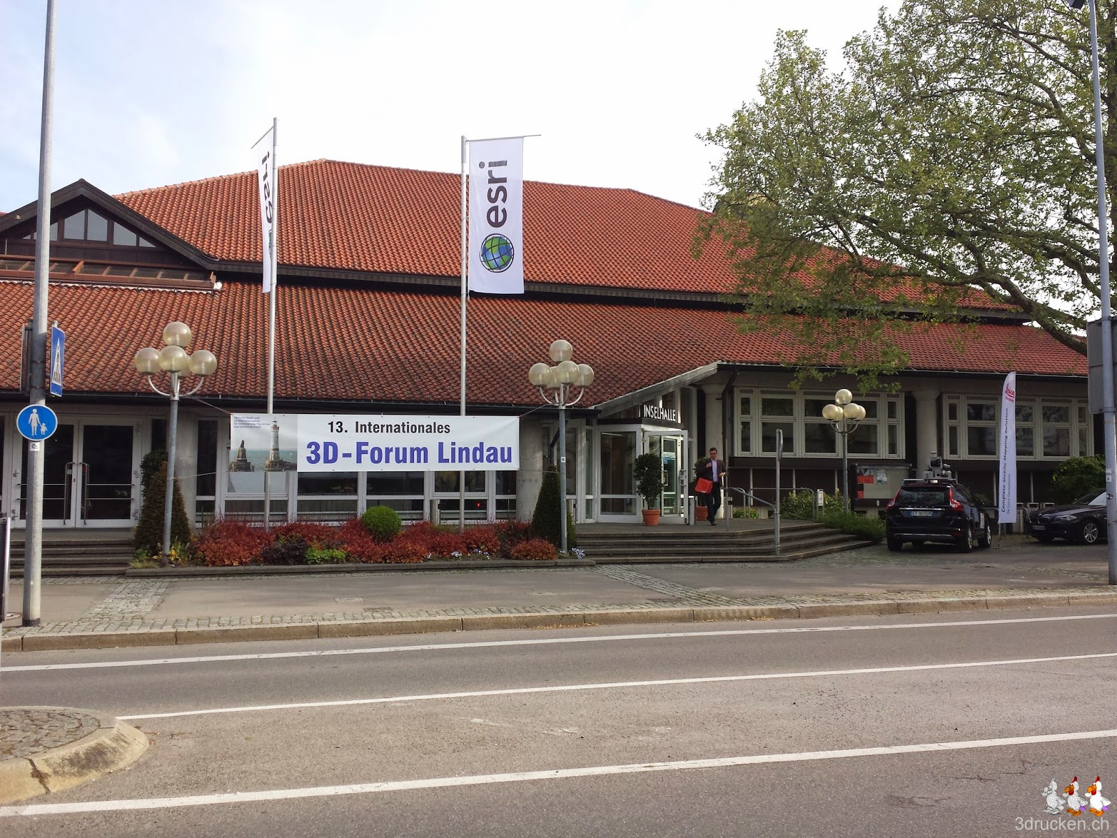 Foto des Kongressgebäudes in Lindau mit dem Banner des 13. Internationalen 3D - Forum Lindau und den Fahnen von Sponsor ESRI