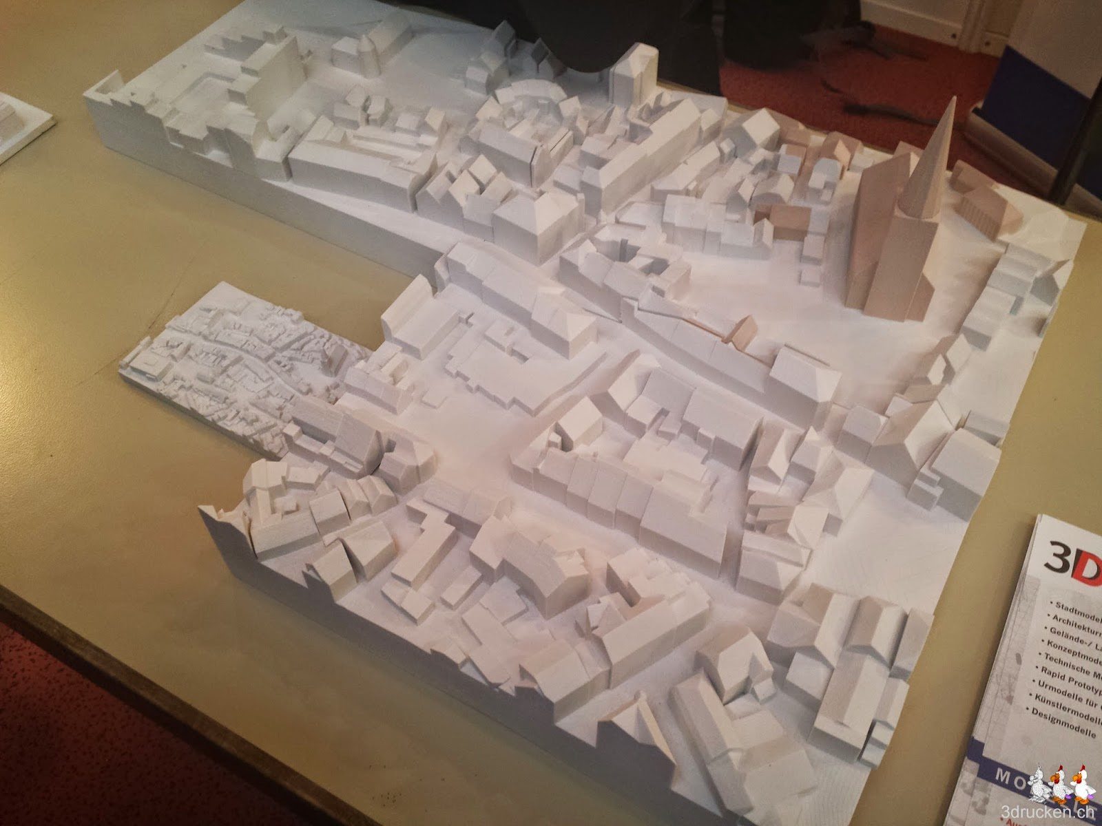 Foto einiger ungefähr A3 grossen Einzelteile eines Stadmodells am Stand des 3D-Druckshop am 3D - Forum in Lindau