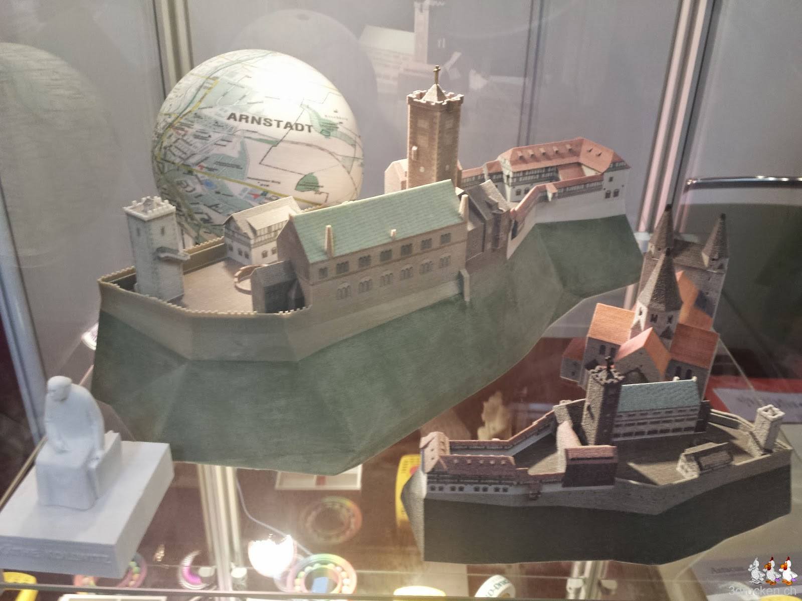 Foto einiger Ausstellungsstücke in Vollfarbe in einer Vitrine am Stand des 3D-Druckshop am 3D - Forum in Lindau