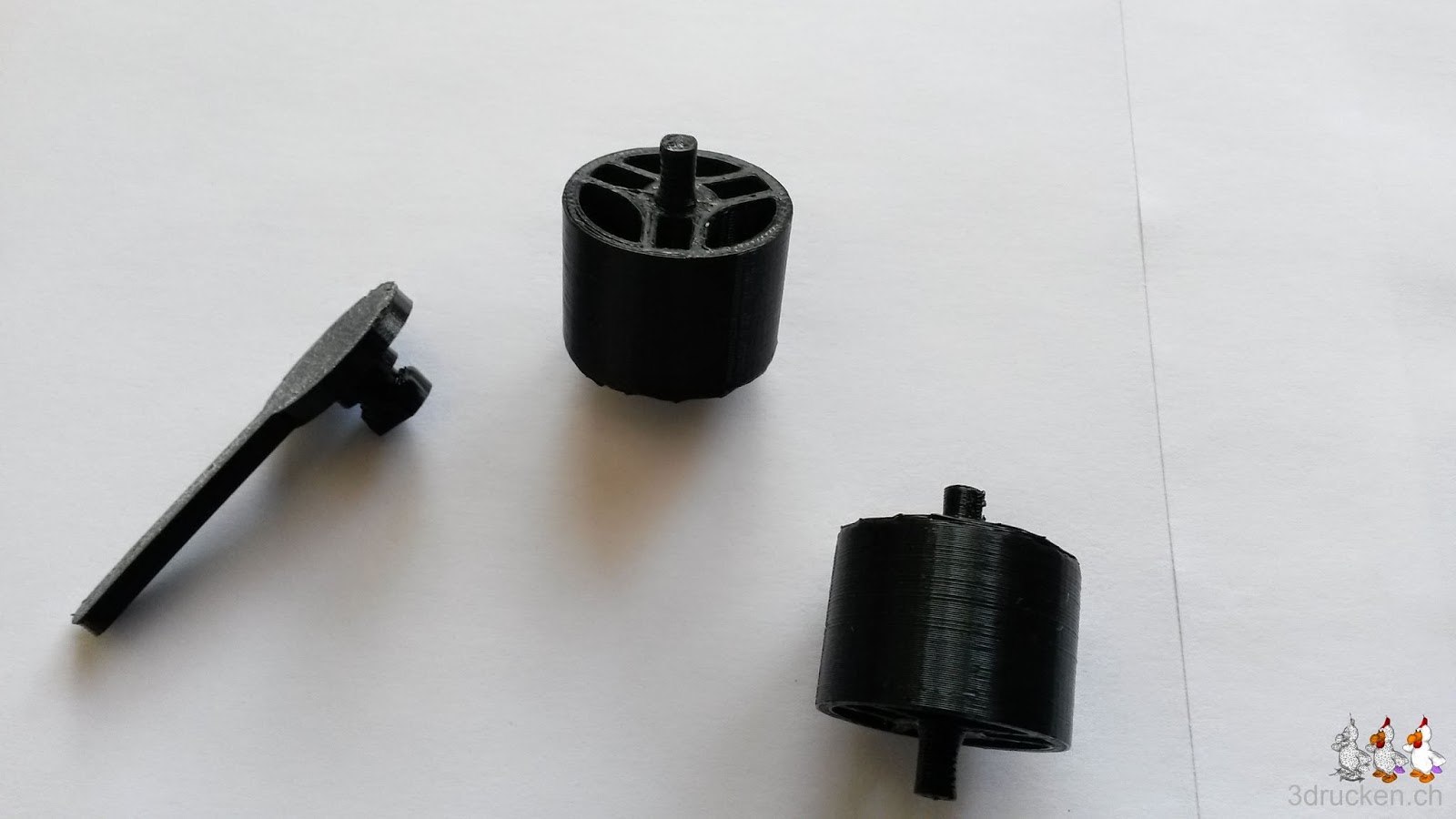 Foto von drei der mit dem Ultimaker Original selber gedruckten Ersatzteile für die Reparatur von Schulinventar in Ittigen