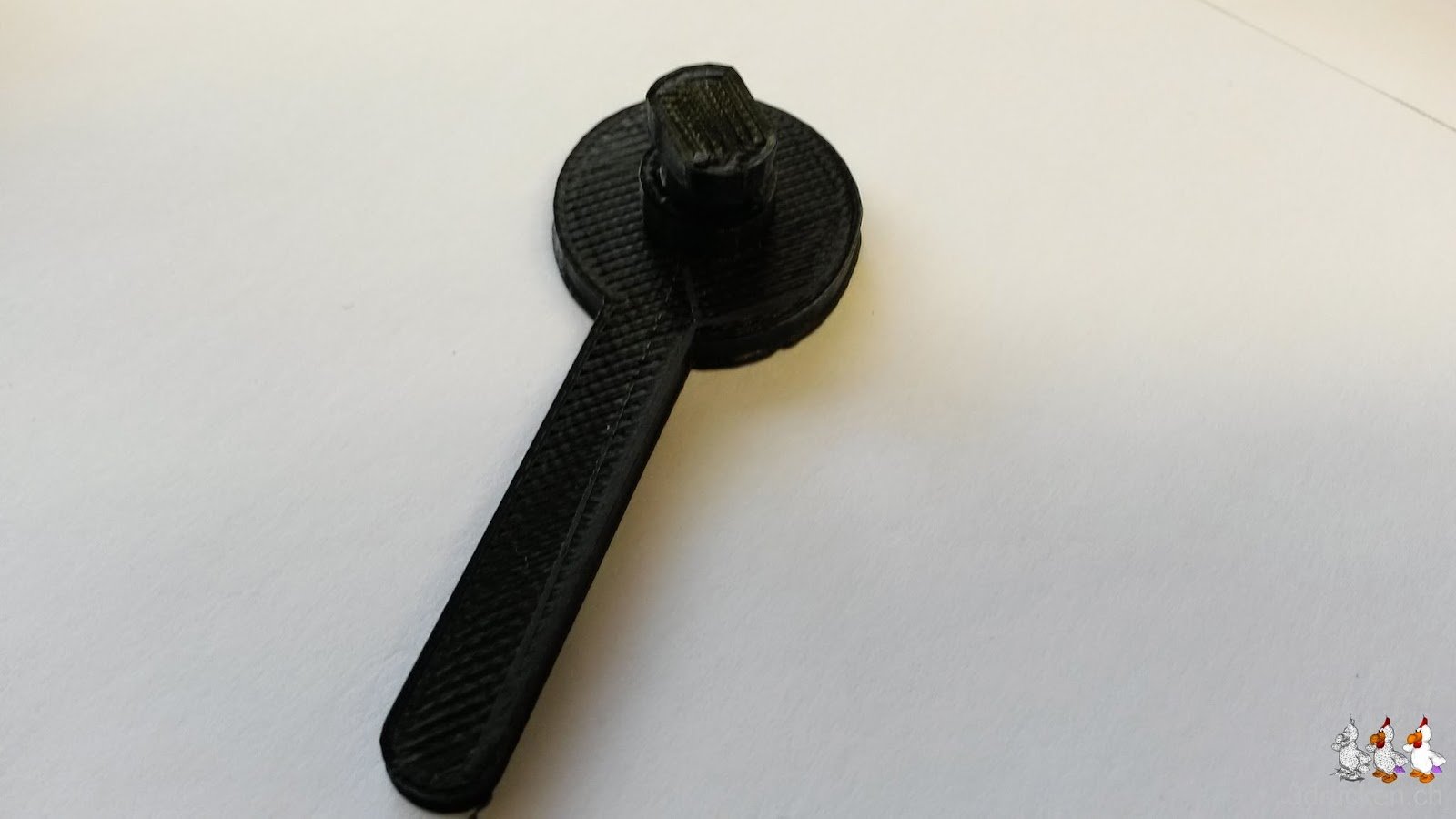 Foto eines von Thingiverse herunter geladenen und auf dem Ultimaker Original hergestellten Feststellers für die Rollenhalterung am Hellraumprojektor