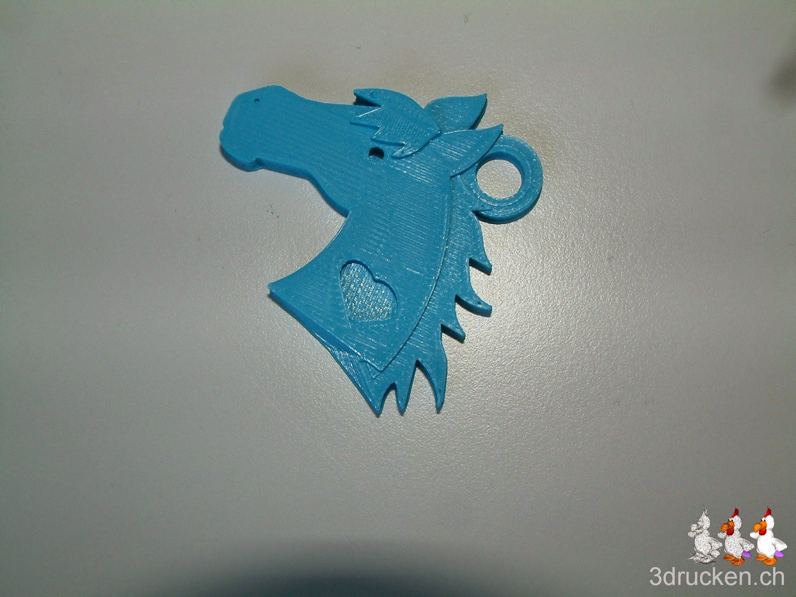 Foto eines gedruckten Pferdekopf-Anhängers mit Herz