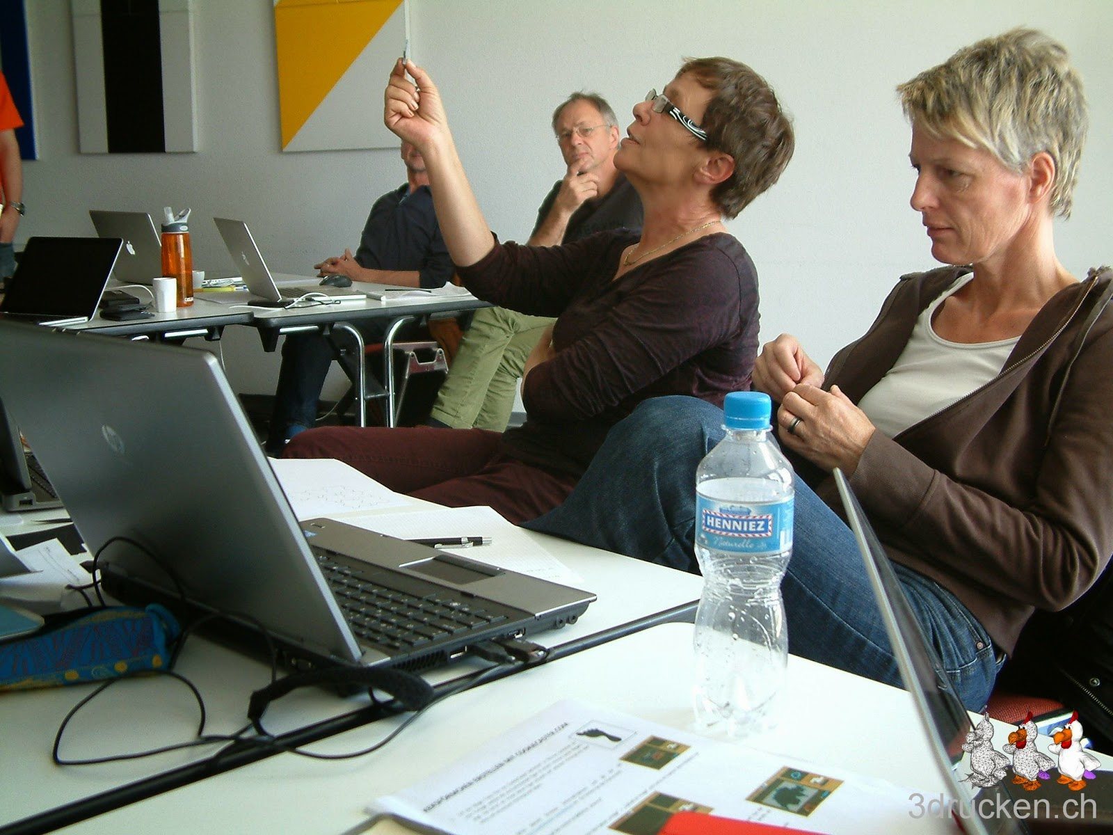 Foto von zwei Kursteilnehmerinnen, die ihre Resultate den Anderen vorstellen