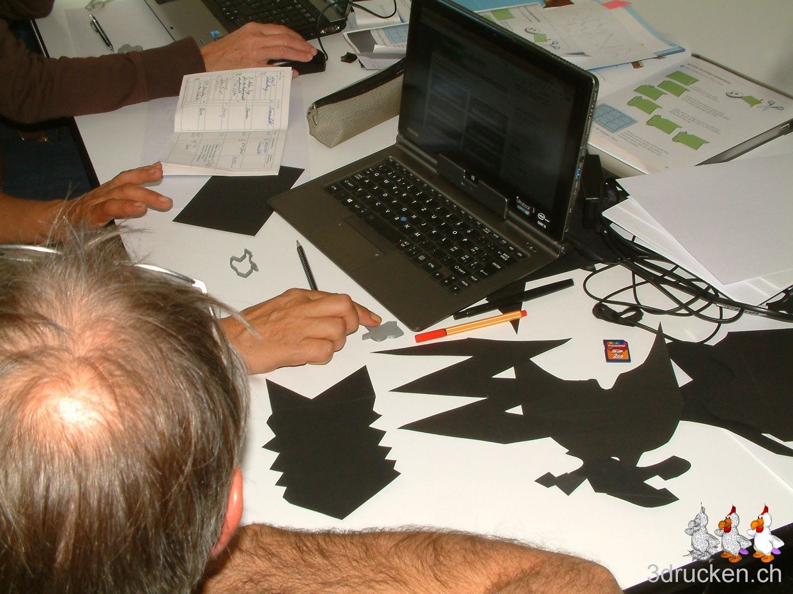 Foto eines Arbeitsplatzes mit Parkettierungsformen, welche von einer Gruppe ausprobiert wurden