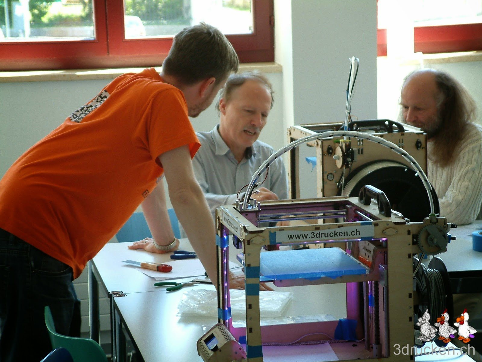 Foto einer Diskussion zwischen zwei Teilnehmern und einem Kursleiter am Ultimaker Original