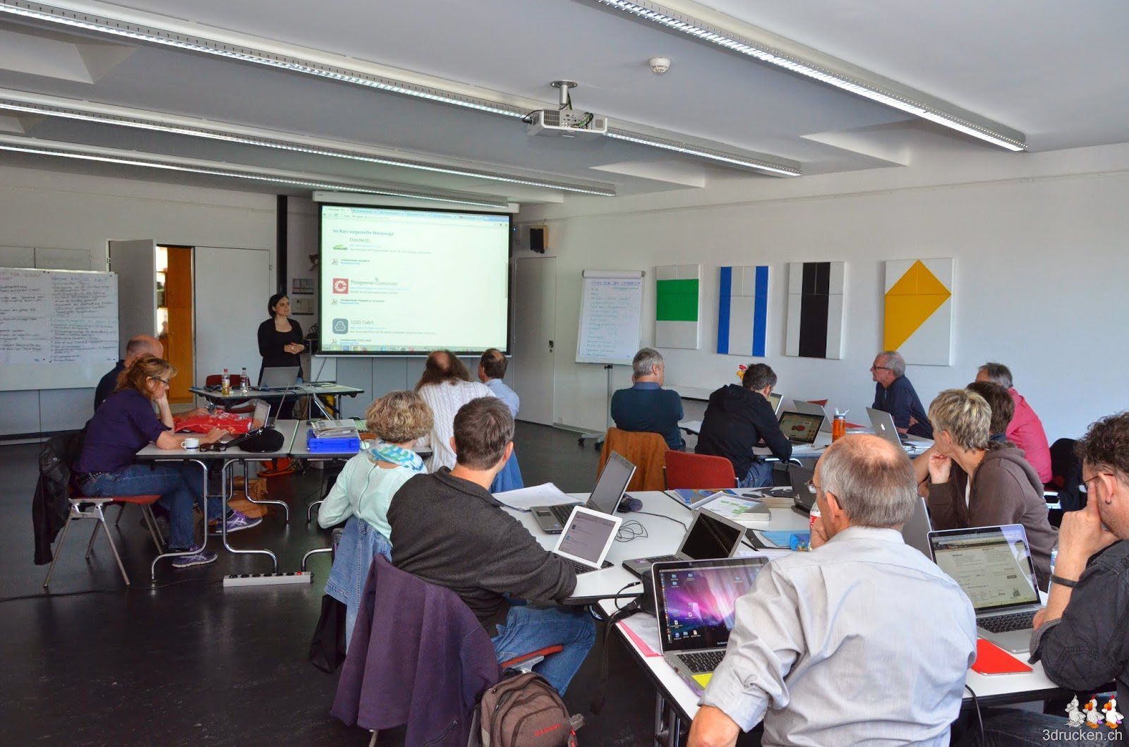 Foto der Teilnehmerinnen und Teilnehmer beim Zuhören während der Einführung