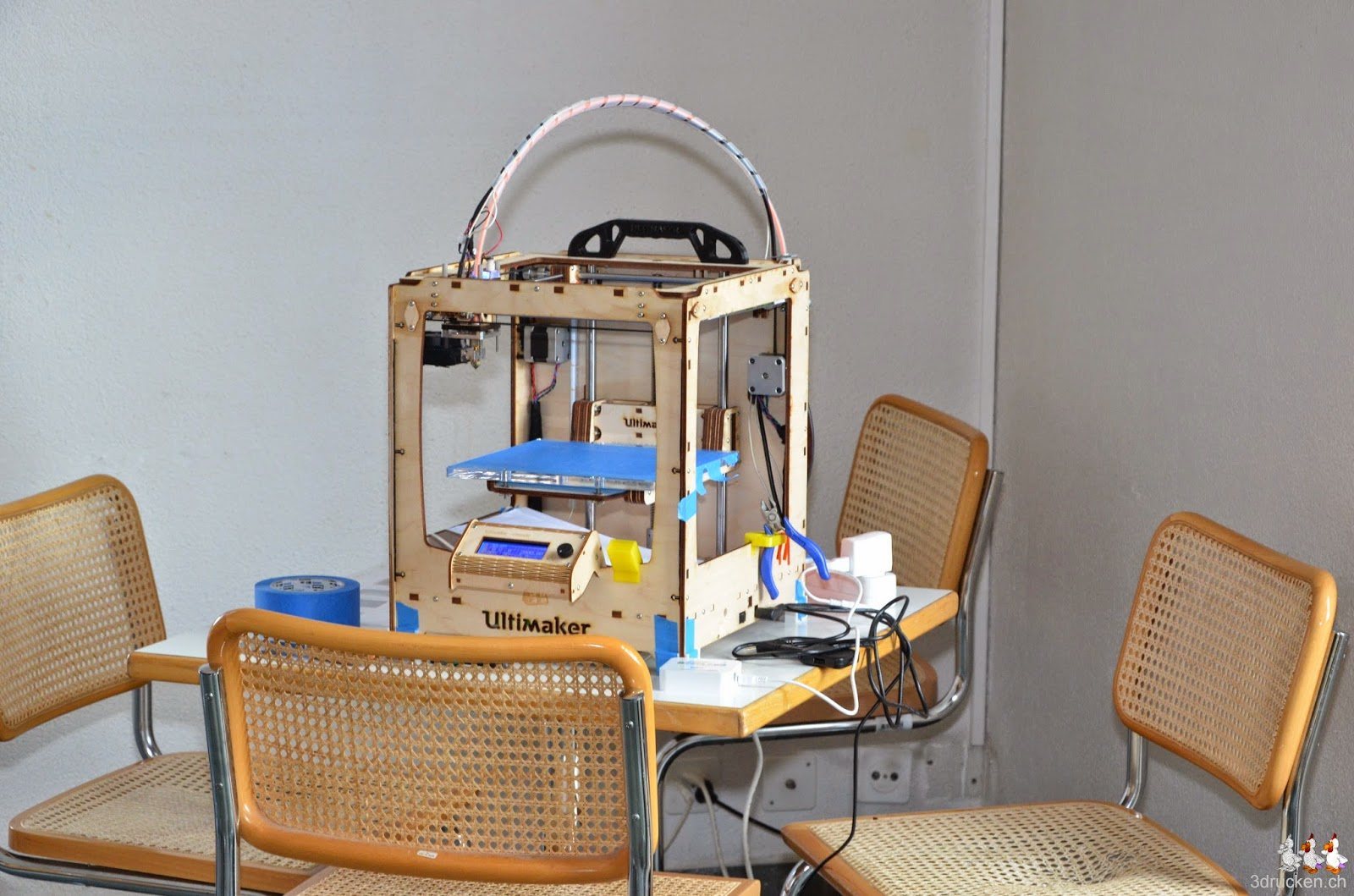 Foto eines Ultimaker Original 3D-Druckers, den wir aus Platzgründen in der Cafeteria aufgestellt haben