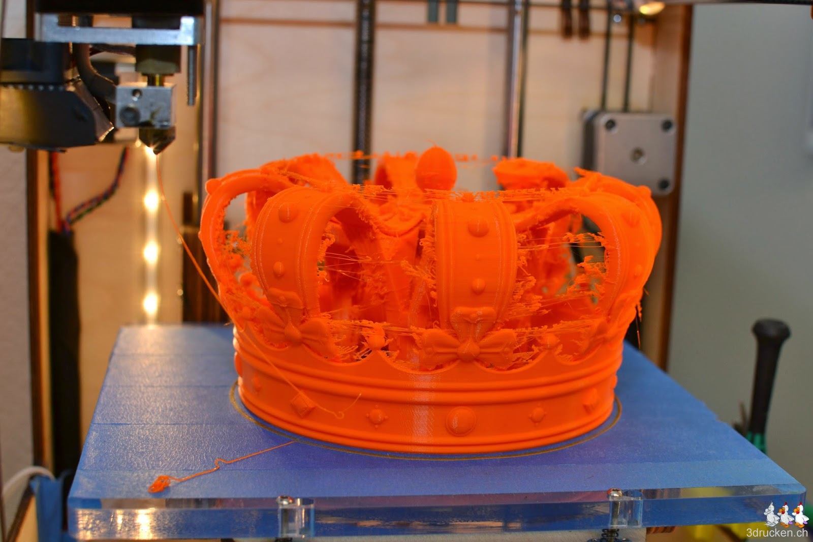 Foto der am Ultimaker Original fertig gedruckten Krone des Königs der Niederlanden auf dem Drucktisch