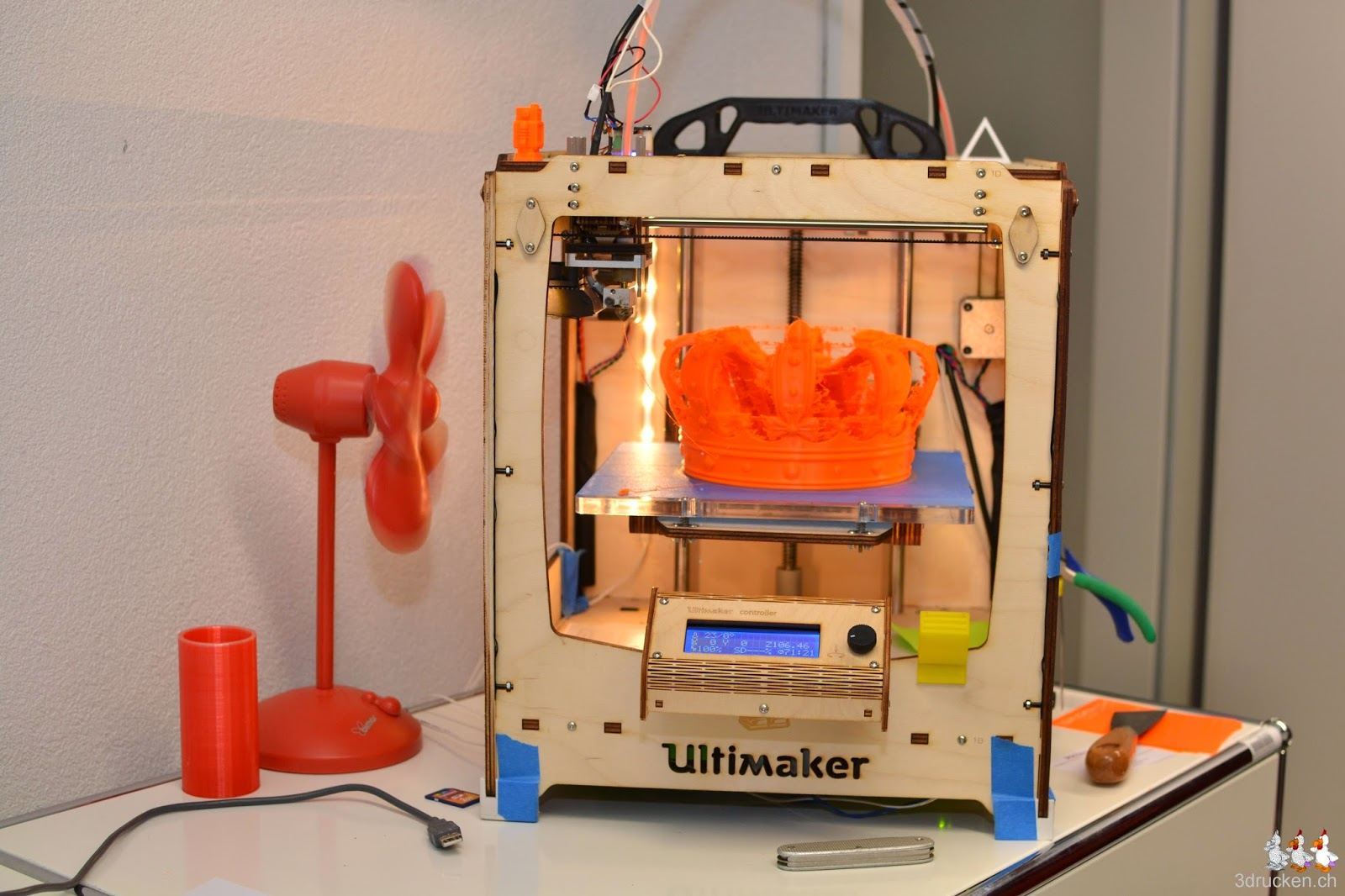 Foto des Ultimaker Original mit fertig gedruckter Krone des Königs der Niederlanden drin