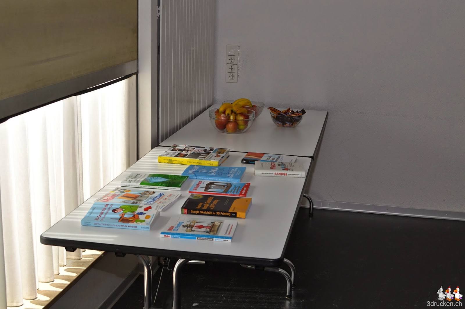 Foto der auf einem Tisch ausgelegten Fachliteratur zu 3D-Drucken (in der Schule) und FabLab, Maker, Design