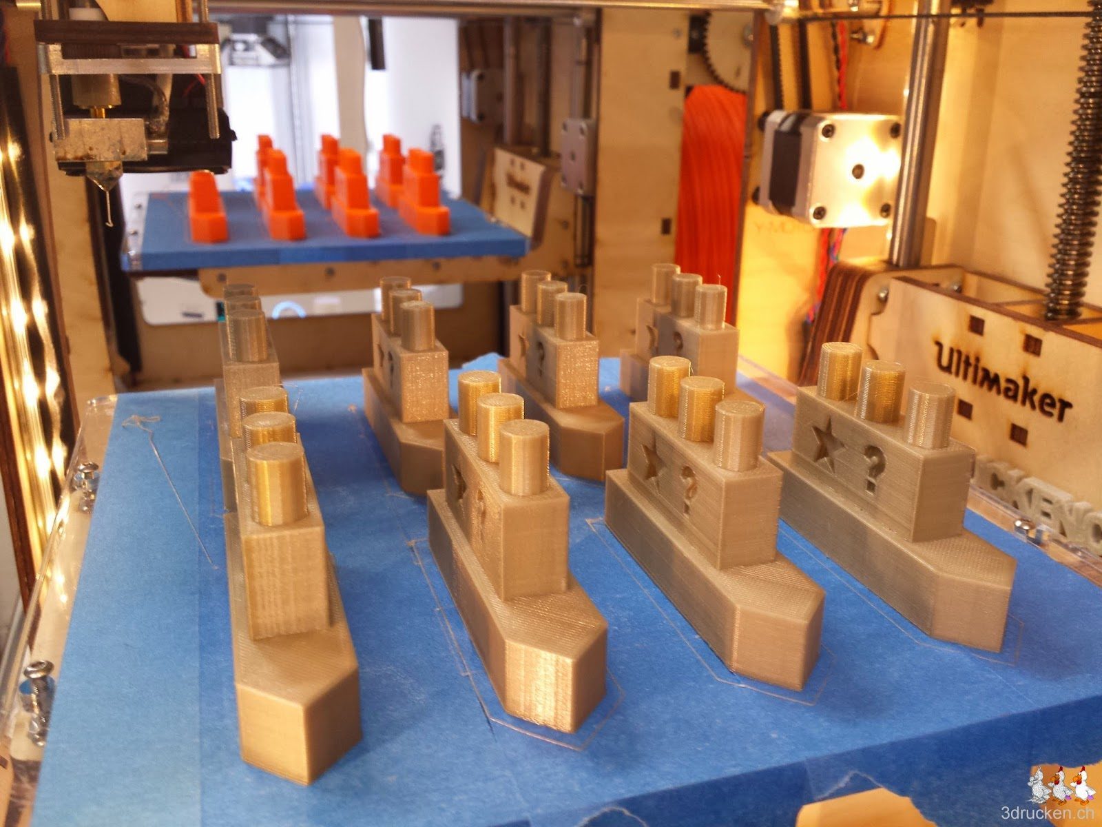 Foto der Flotte von gedruckten Schiffen auf dem Drucktisch des Ultimaker Original
