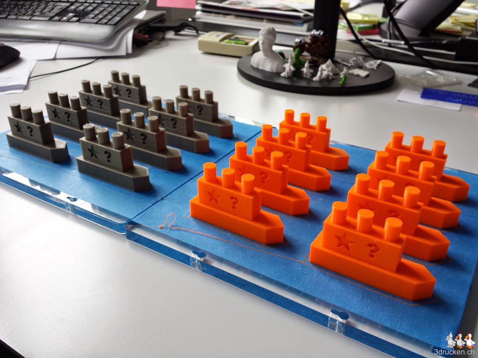 Foto der beiden mit gedruckten Schiffs-Modellen gefüllten Drucktischen, welche wir aus den Ultimaker Original entfernt haben