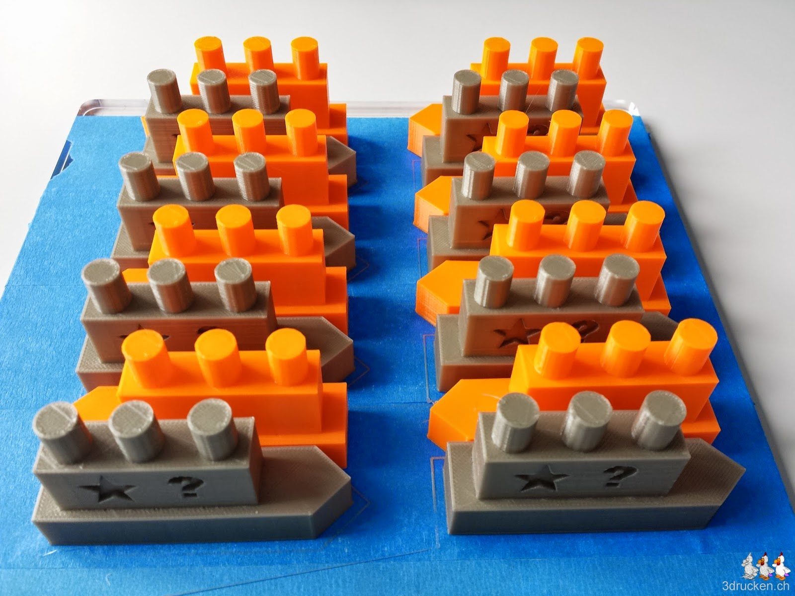 Foto der 16 gedruckten Schiffs-Modelle auf einem Drucktisch des Ultimaker Original