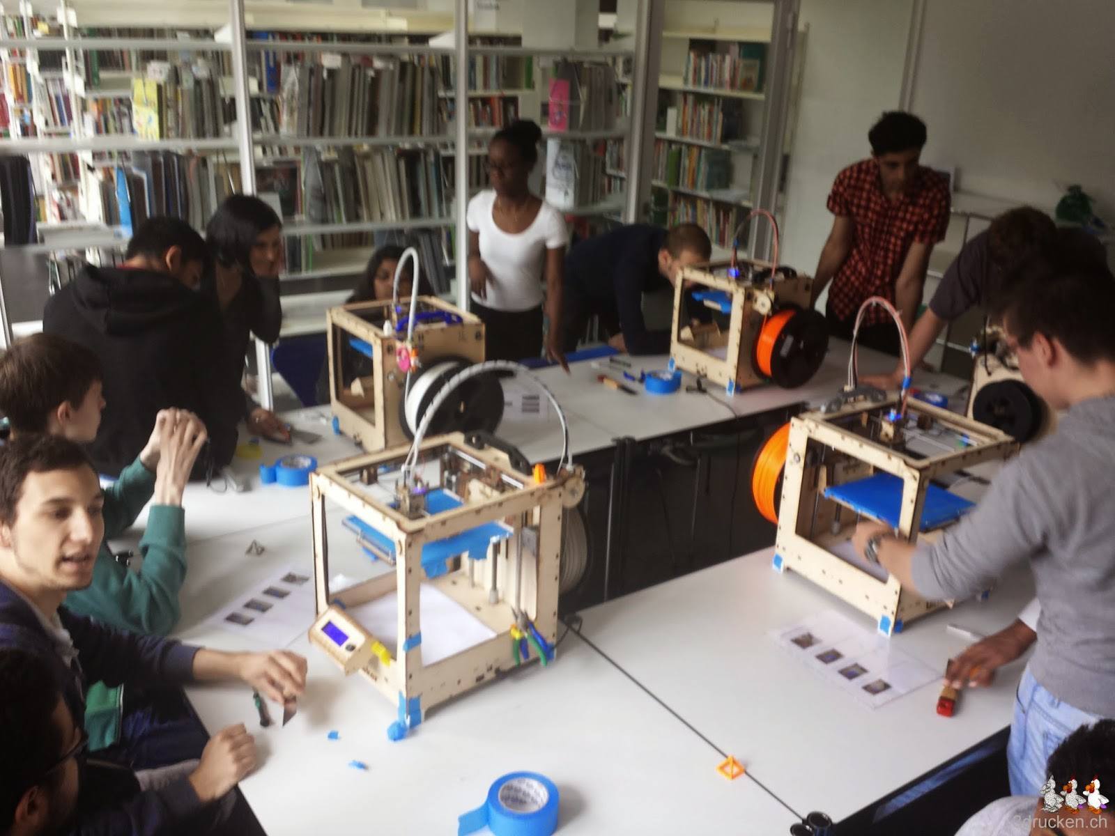 Foto des Druckerraums voll mit Lernenden die an den fünf aufgestellten Ultimaker Original arbeiten