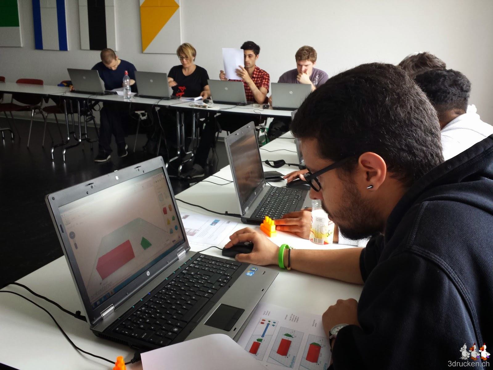 Foto einer Gruppe Lernender im Kursraum am Konstruieren des berühmten Schiffes in Tinkercad nach Anleitung