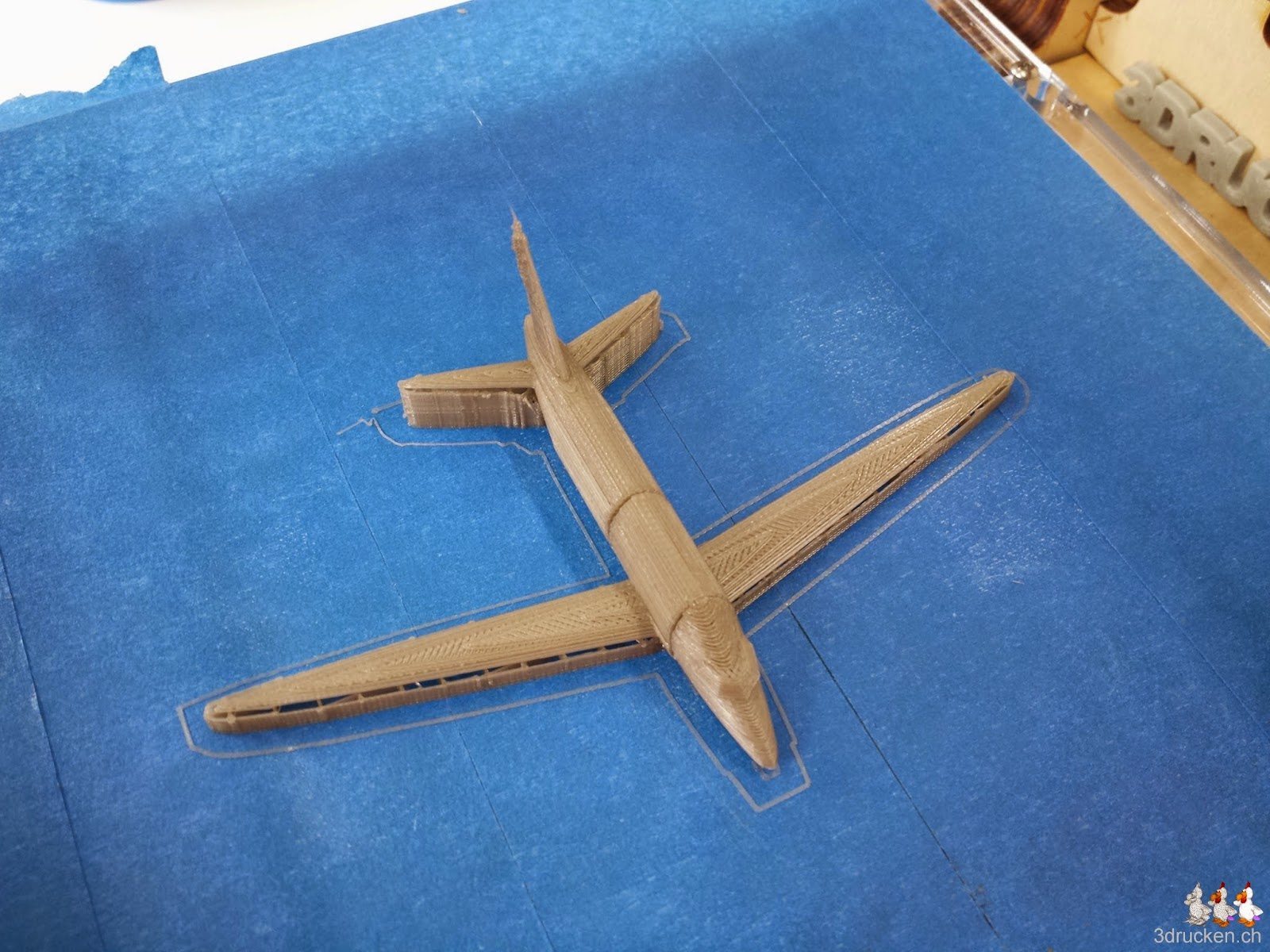 Foto des fertig gedruckten Flugzeug-Modells auf dem Drucktisch des Ultimaker Original