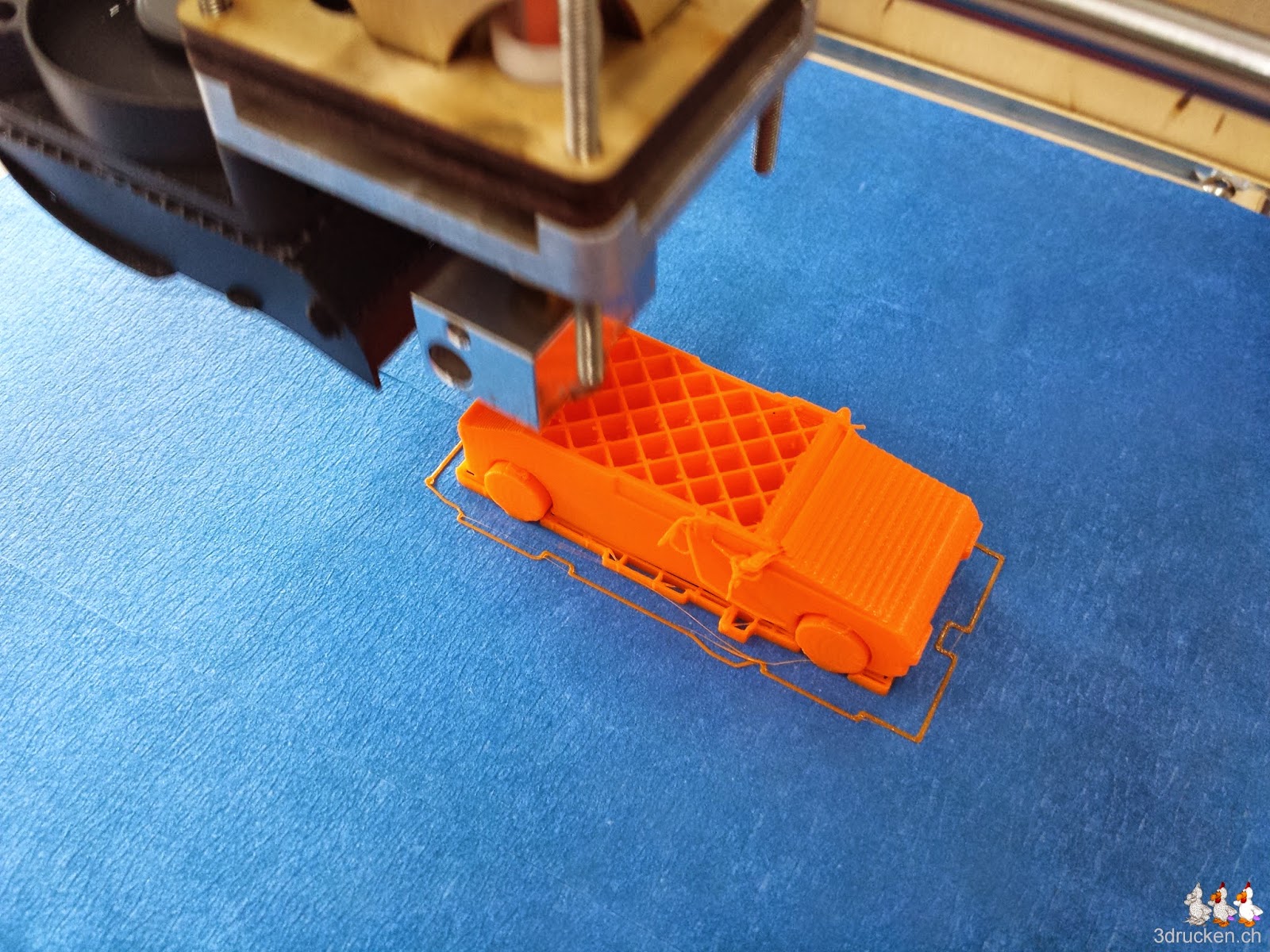 Foto während des Drucks eines Auto-Modells auf dem Drucktisch des Ultimaker Original