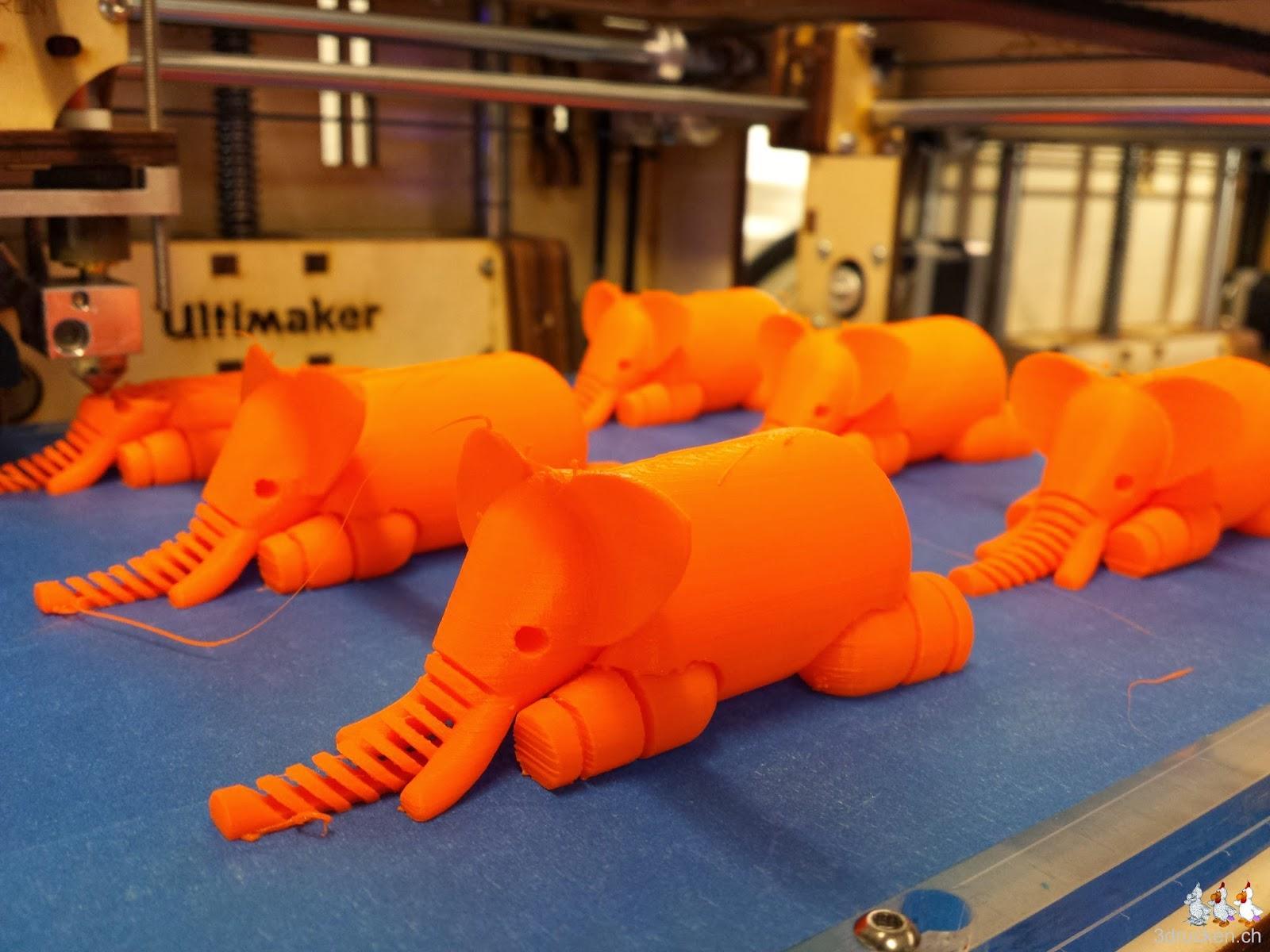 Foto während des Drucks des letzten von sechs Elefanten auf dem Ultimaker Original