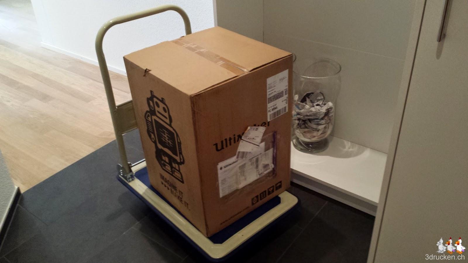 Foto des Kartons mit dem Ultimaker 2 drin auf unserem praktischen Handwagen