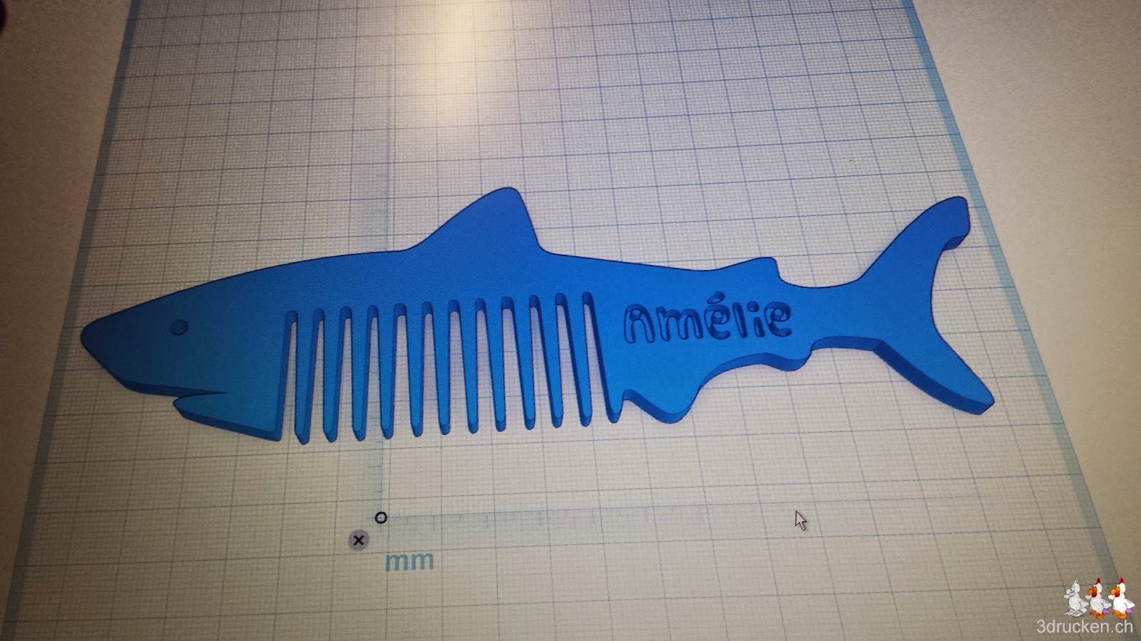 Foto des Notebookdisplays mit dem Hai in Tinkercad inklusive eingraviertem Schriftzug 'Amélie'