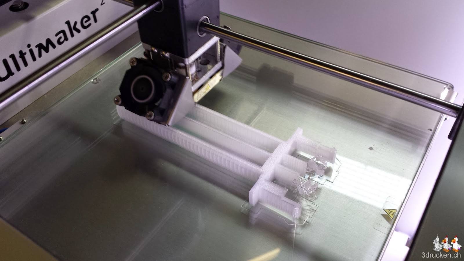 Foto des Rollenhalters für Rollen mit kleinem Innendurchmesser während des Drucks aus colorFabb XT auf dem Ultimaker 2