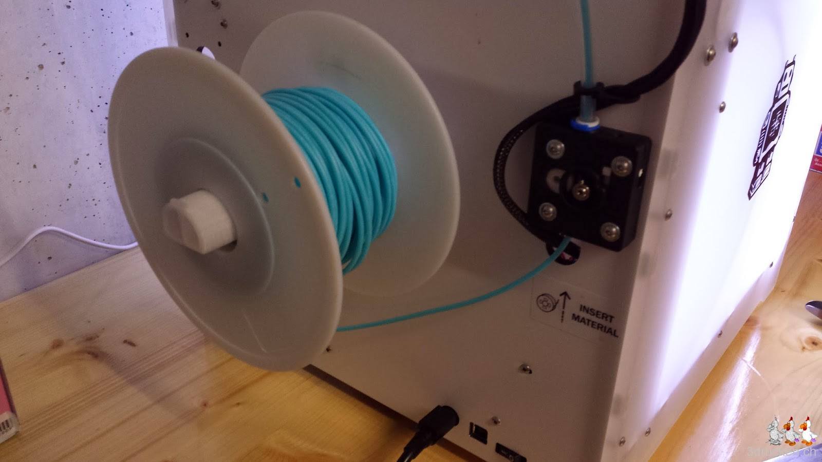 Foto der am Ultimaker 2 montierten Rolle mit kleinem inneren Durchmesser auf der neuen Rollenhalterung