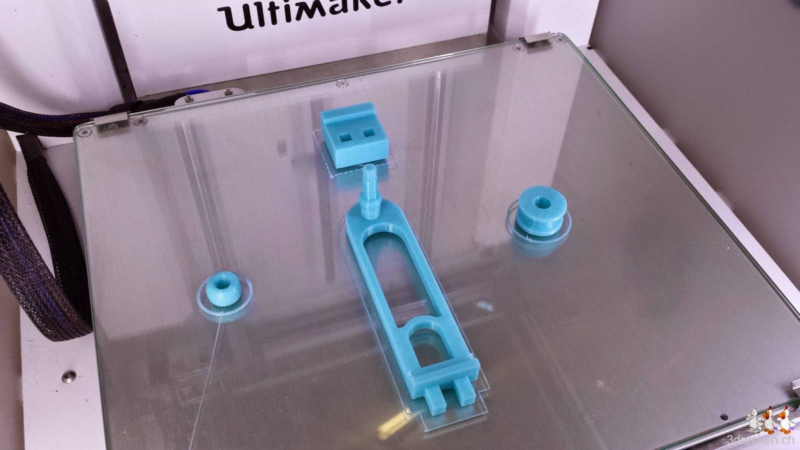 Foto der Einzelteile des Ultimaker 2 filament guide auf dem Drucktisch des Ultimaker 2