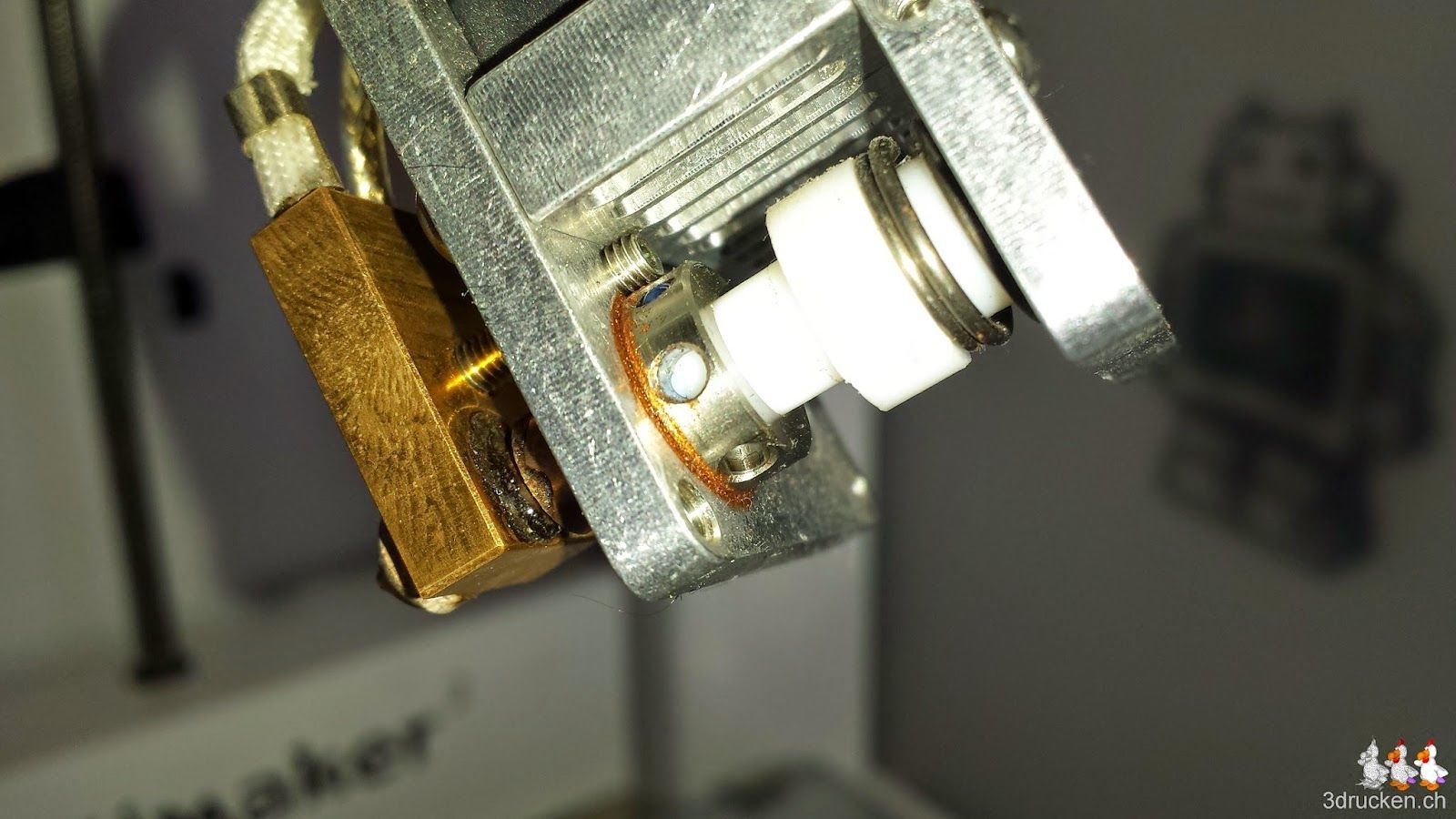 Foto des Druckkopfs am Ultimaker 2 welches deutlich Zeigt, dass die Düse zuwenig ineinander geschraubt ist
