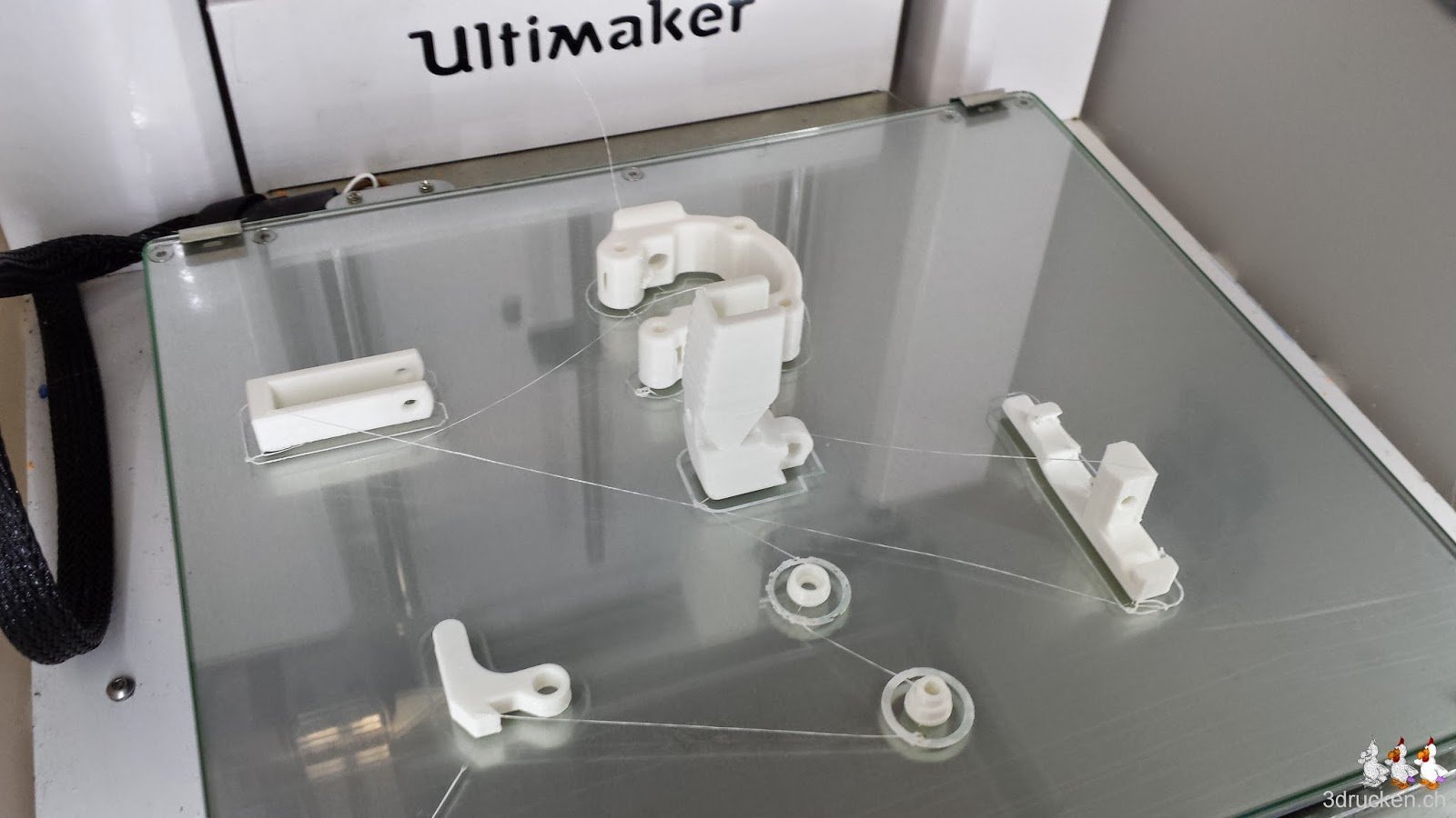 Foto der Einzelteile des Alternative UM2 Feeders v2 von Robert auf dem Drucktisch des Ultimaker 2