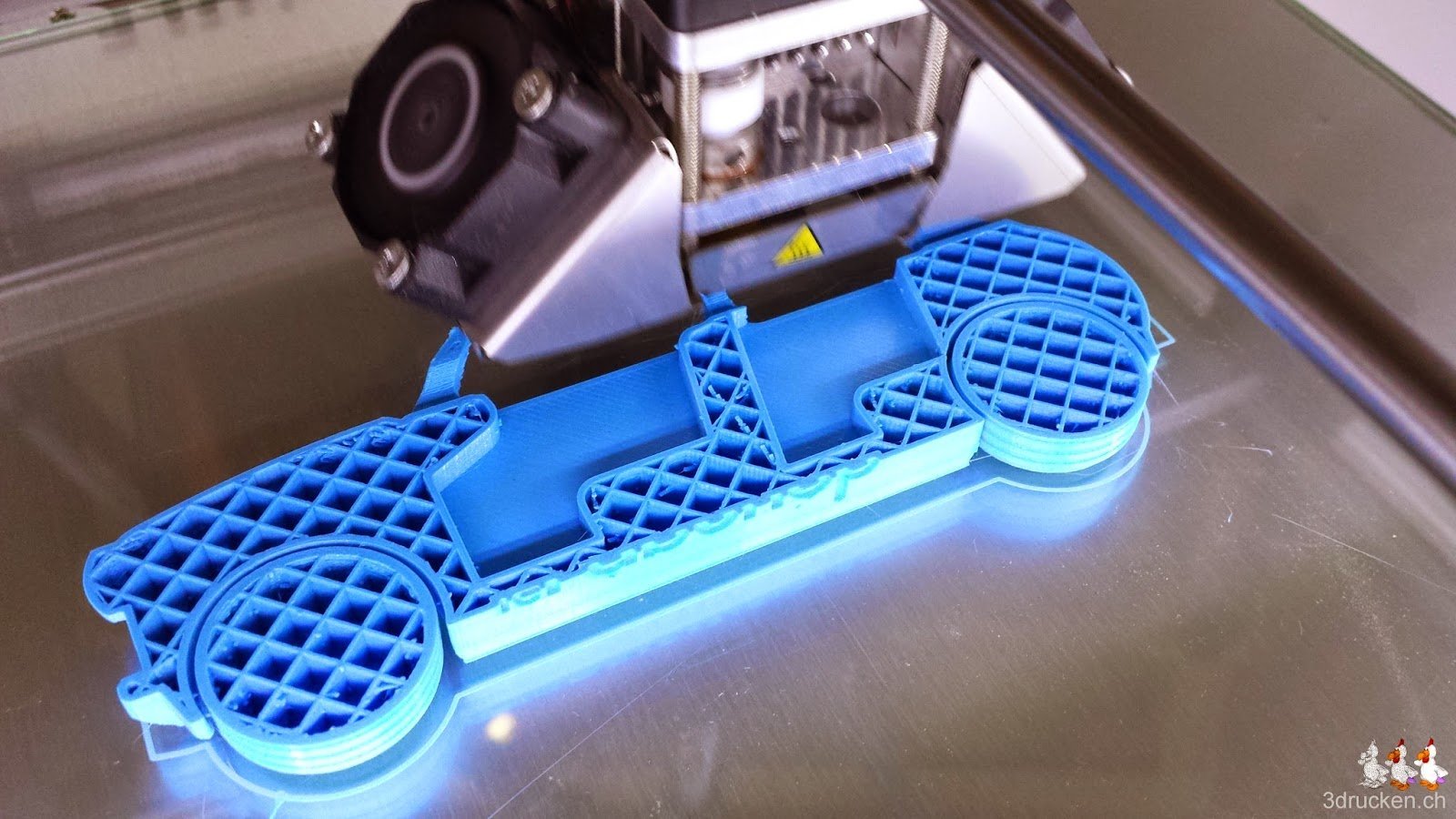 Foto der Füllung von oben während des Drucks des Spielzeugautos auf dem Ultimaker 2