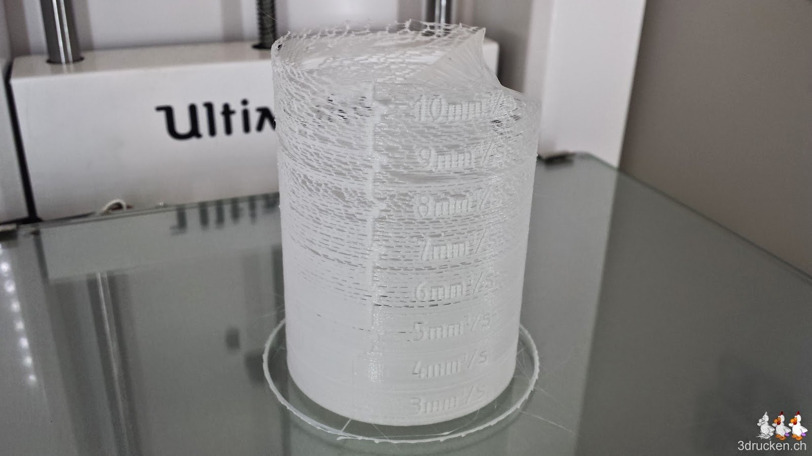 Foto des unvollständig gedruckten Testzylinders auf dem Drucktisch des Ultimaker 2