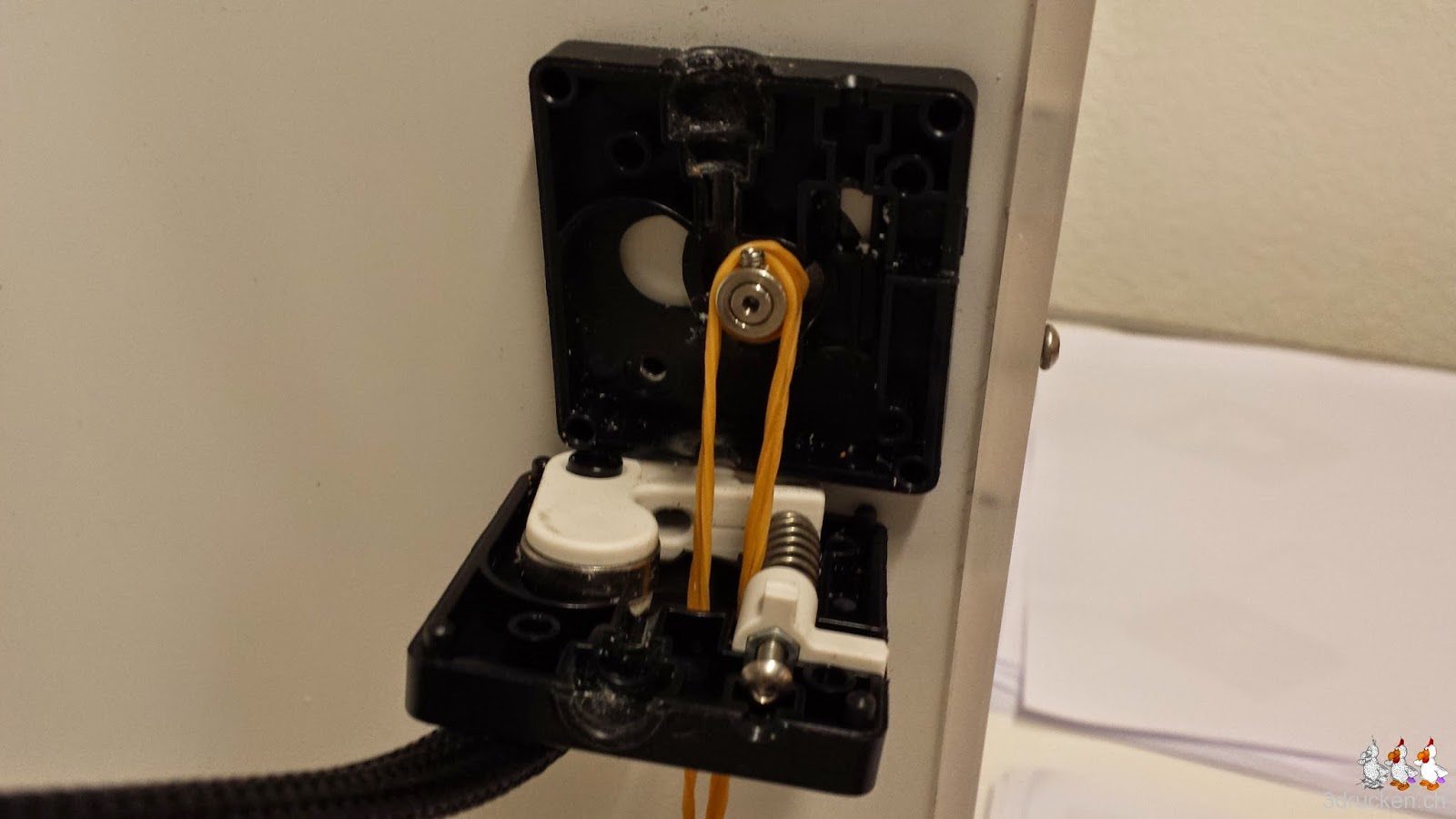 Foto des geöffneten und mit einem Gummiband gesicherten Feedergehäuses am Ultimaker 2