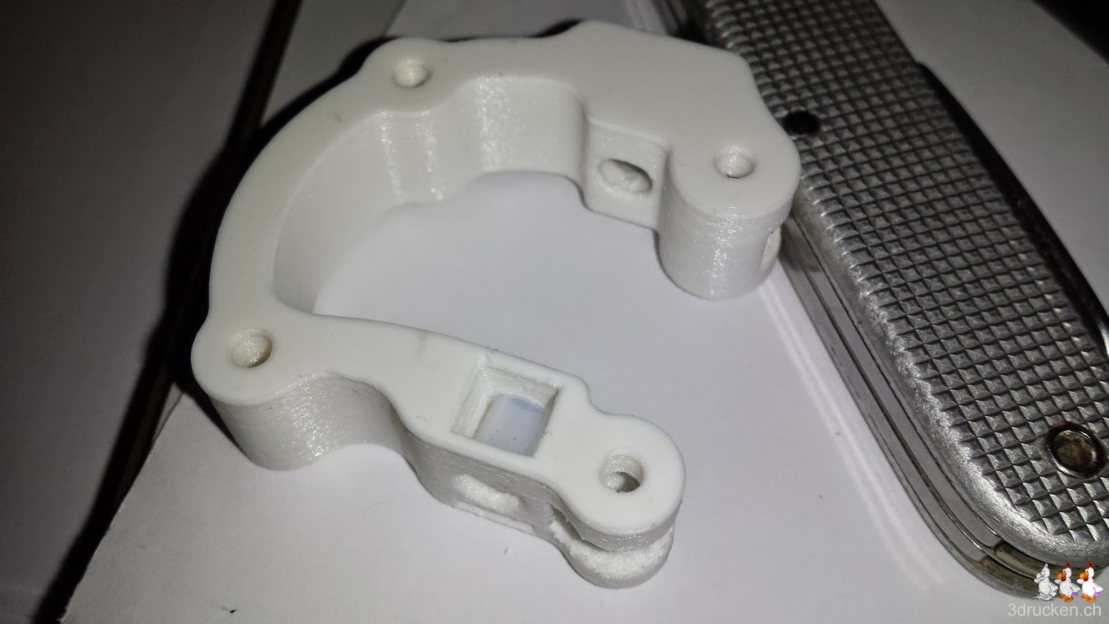 Foto eines kleinen Stücks Bowden Tube im Gehäuse des alternativen Feeders für den Ultimaker 2