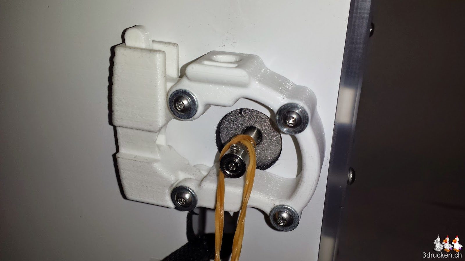 Foto des neu am Ultimaker 2 montierten Schliessbügels des alternativen Feeders