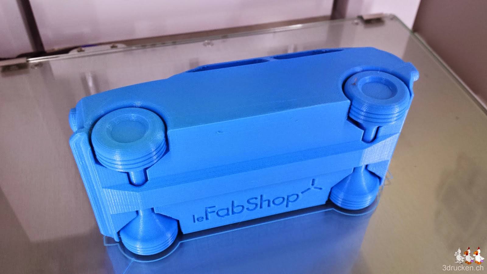 Foto des fertig gedruckten Spielzeugautos von leFabShop auf dem Drucktisch des Ultimaker 2