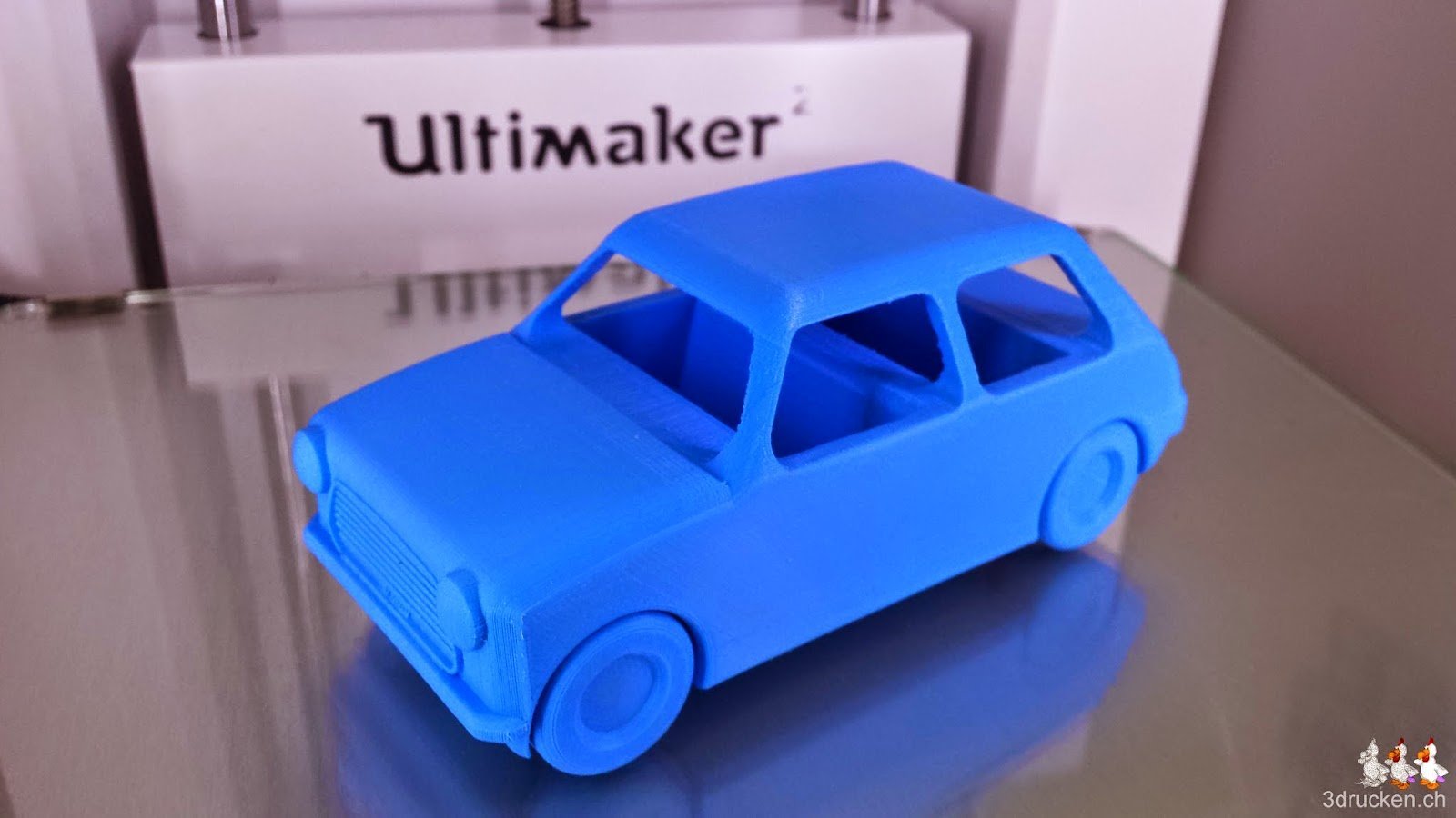 Foto des vom Drucktisch gelösten und auf die Räder gestellten Autos von leFabShop im Ultimaker 2
