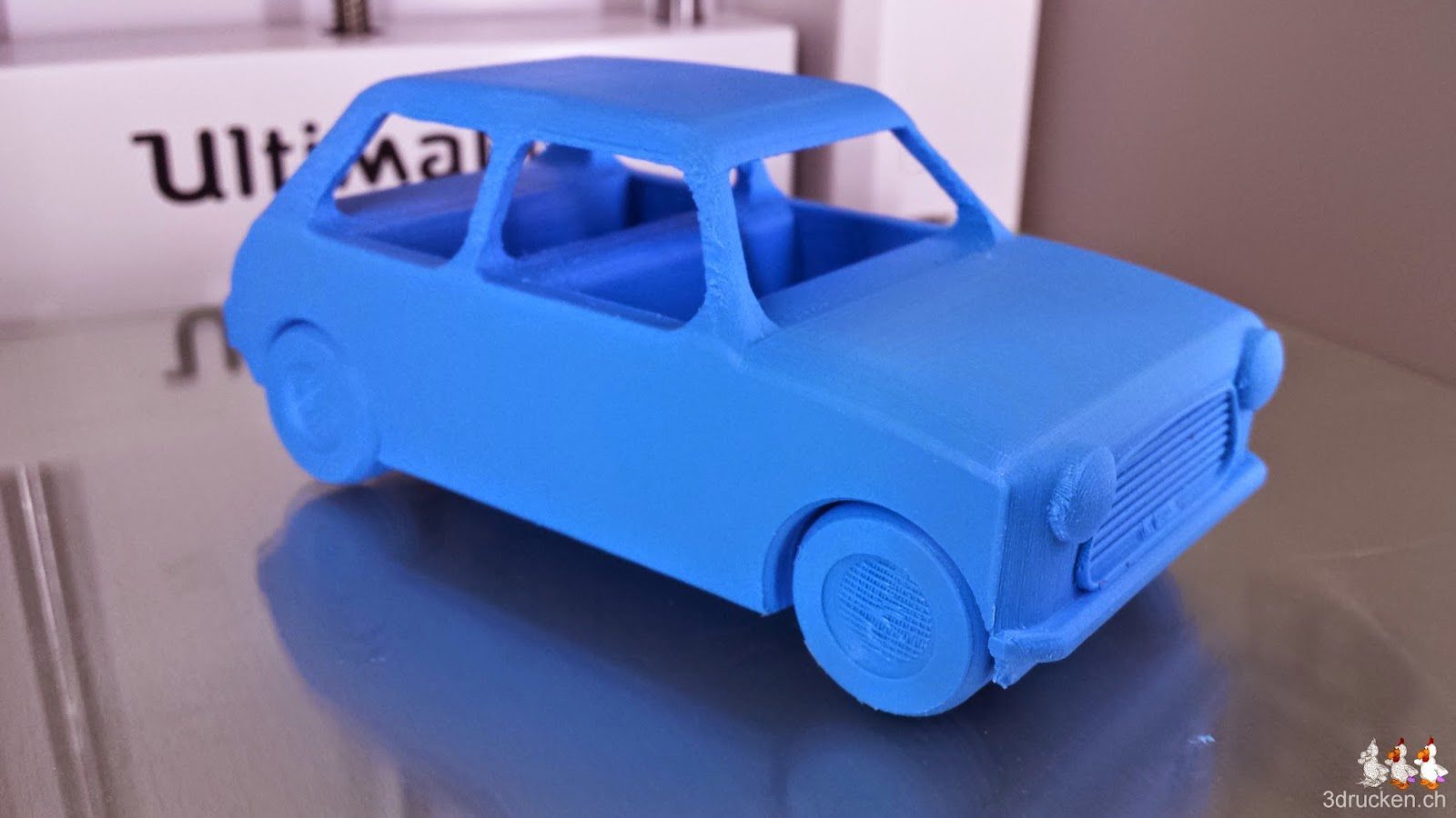 Foto des vom Drucktisch gelösten und auf die Räder gestellten Autos von leFabShop im Ultimaker 2 von der Seite die zuvor auf dem Drucktisch auflag