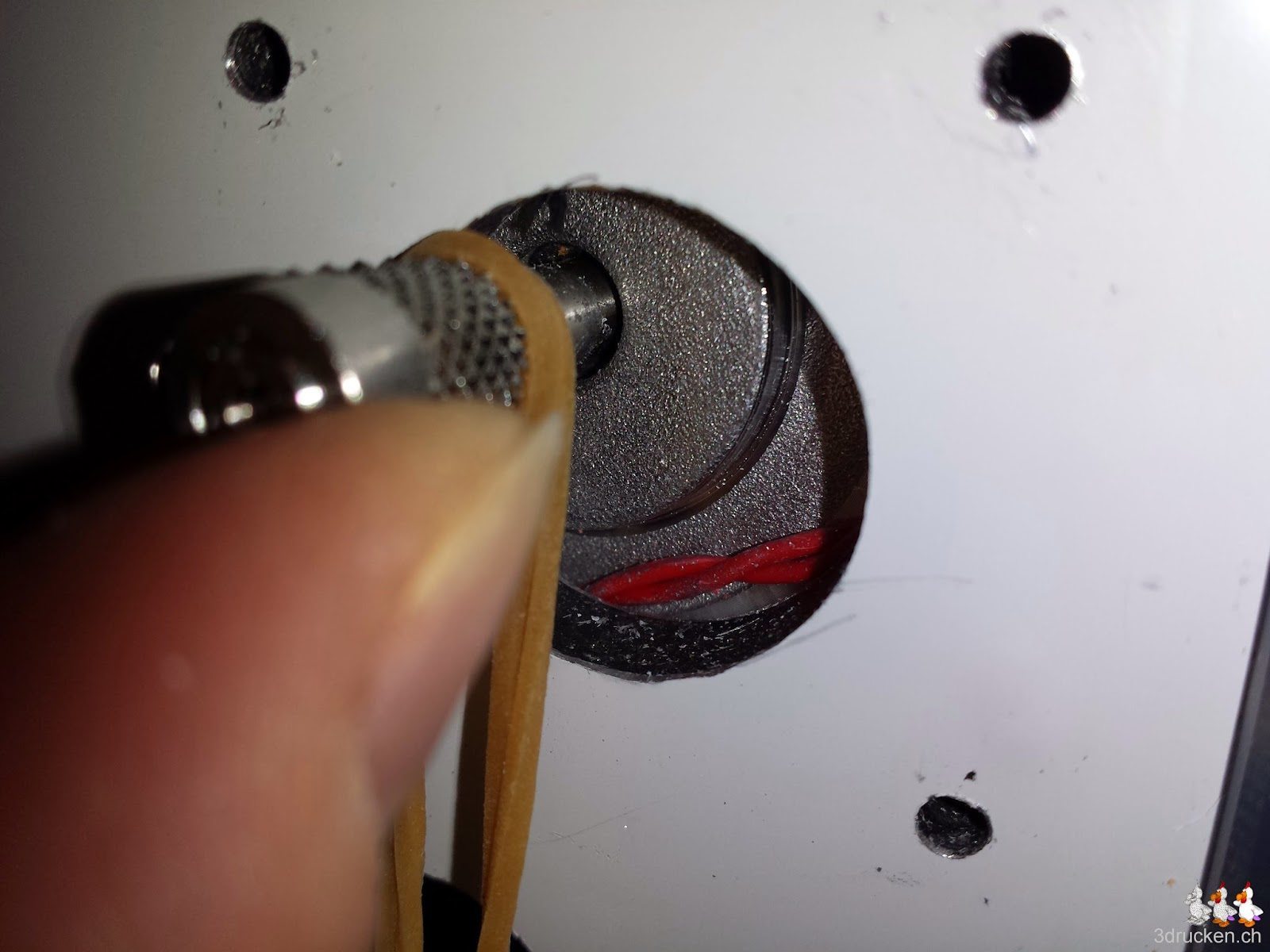 Foto des roten Kabels, welches wir bei der Montage des Feeders zwischen Gehäuse und Motor am Ultimaker 2 eingeklemmt hatten