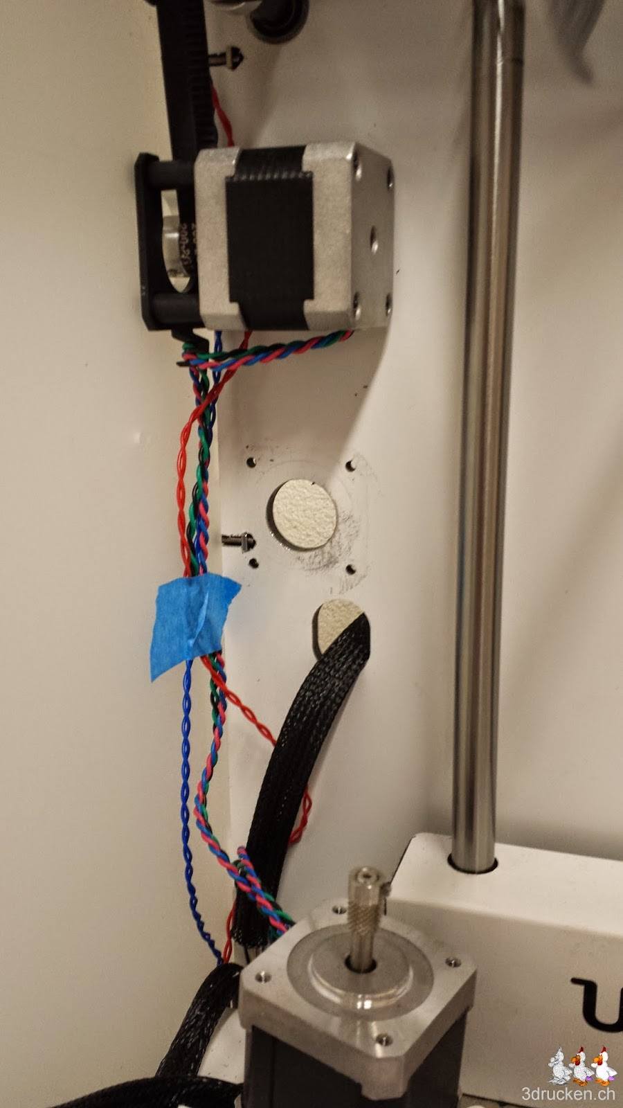 Foto der auf der Innenseite des Ultimaker 2 festgeklebten Kabel