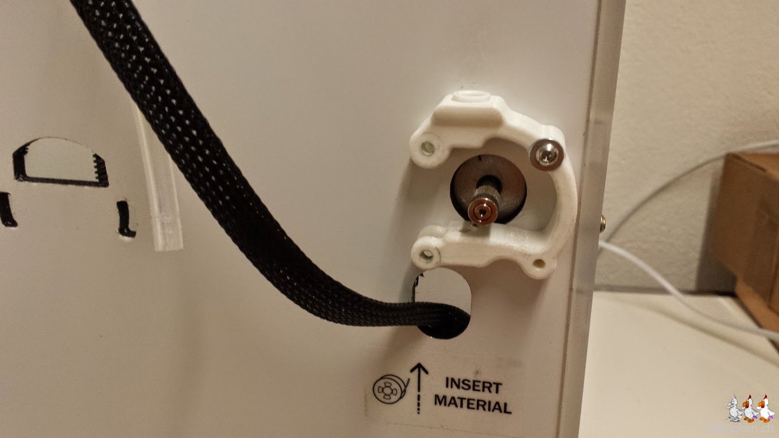 Foto des neu montierten Rahmens des alternativen Feeders an der Rückseite des Ultimaker 2