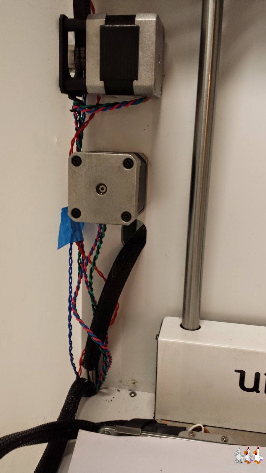 Foto des erneut montierten Feeder-Motors nach dem Festkleben der Kabel am Ultimaker 2