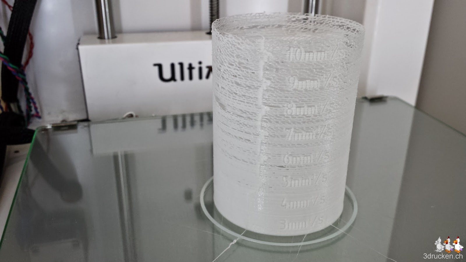 Foto des ersten Drucks des Testzylinders nach der Montage des alternativen Feeders am Ultimaker 2